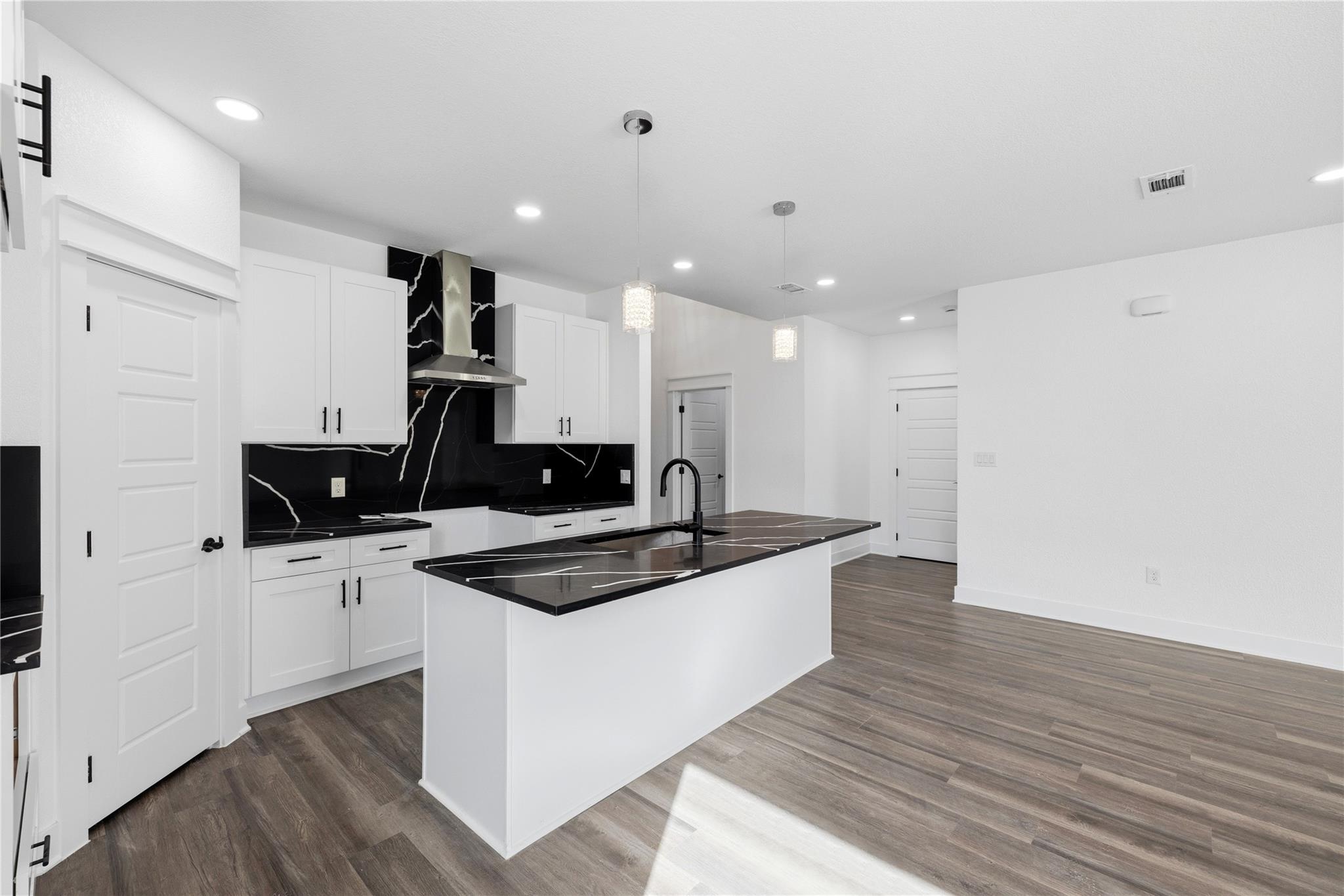 158 Lavanda Ln, Dale, TX 78616