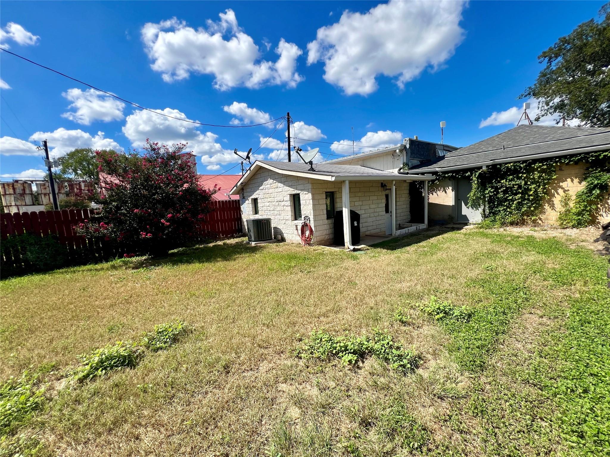 104 E Main St, Johnson City, TX 78636