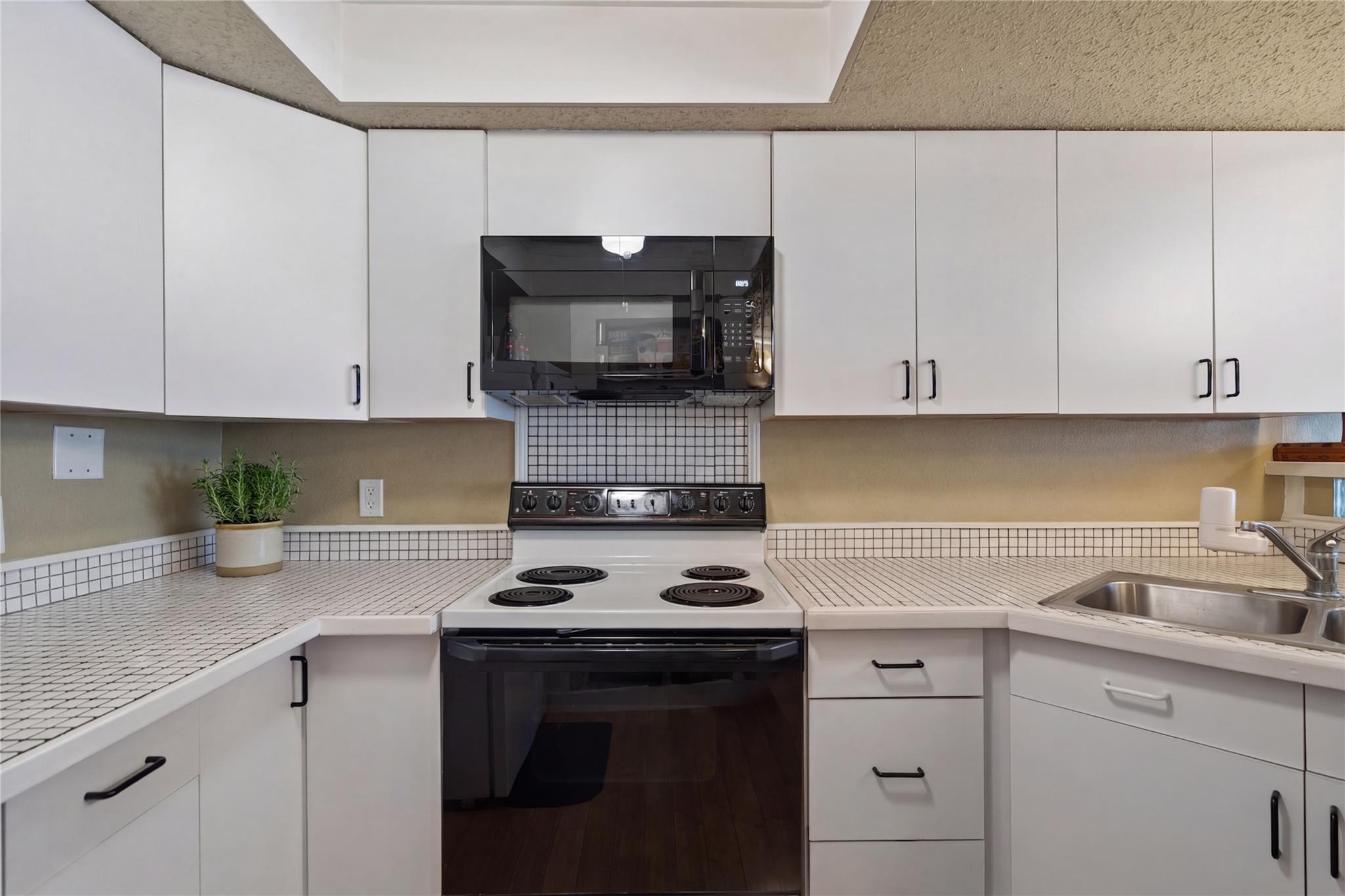 317 Venture Blvd S, Point Venture, TX 78645