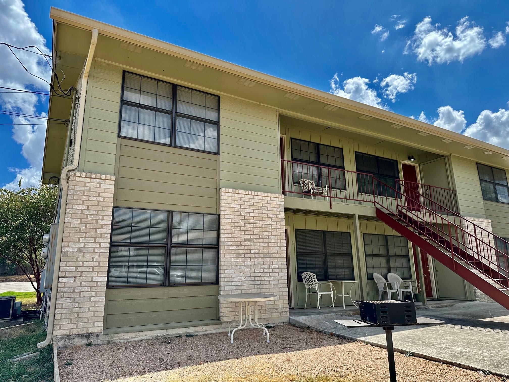 102 Lady Bird Ln, San Marcos, TX 78666