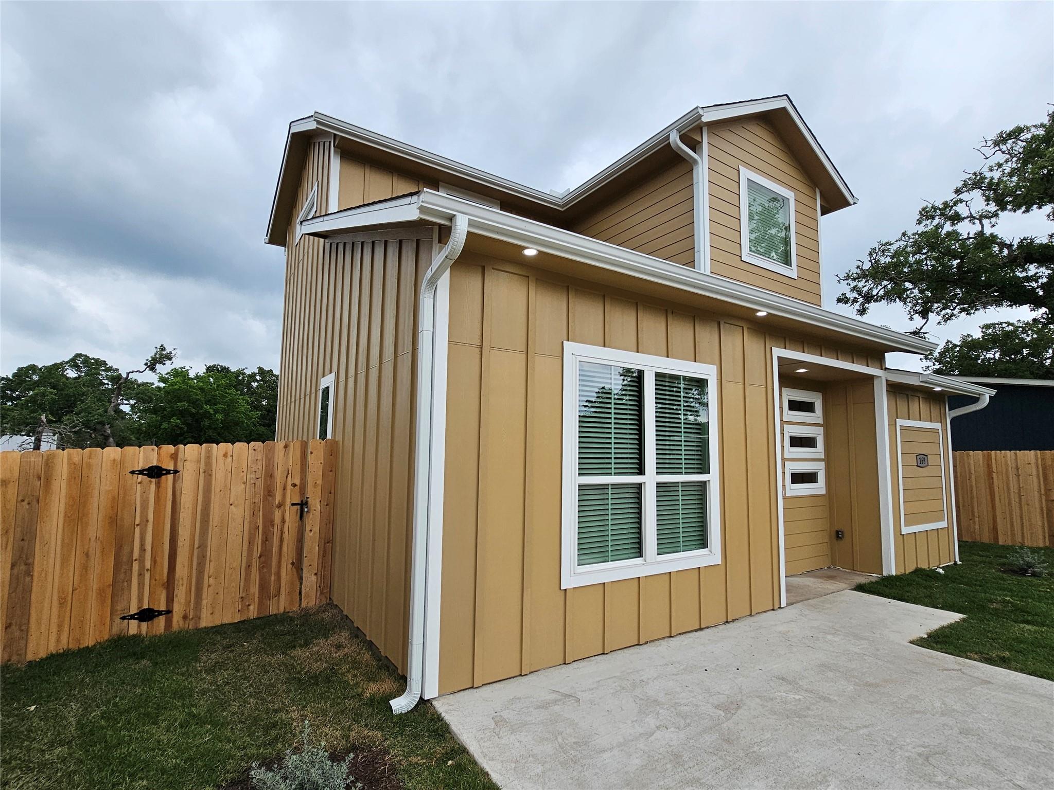 169 Chickasaw, Smithville, TX 78957