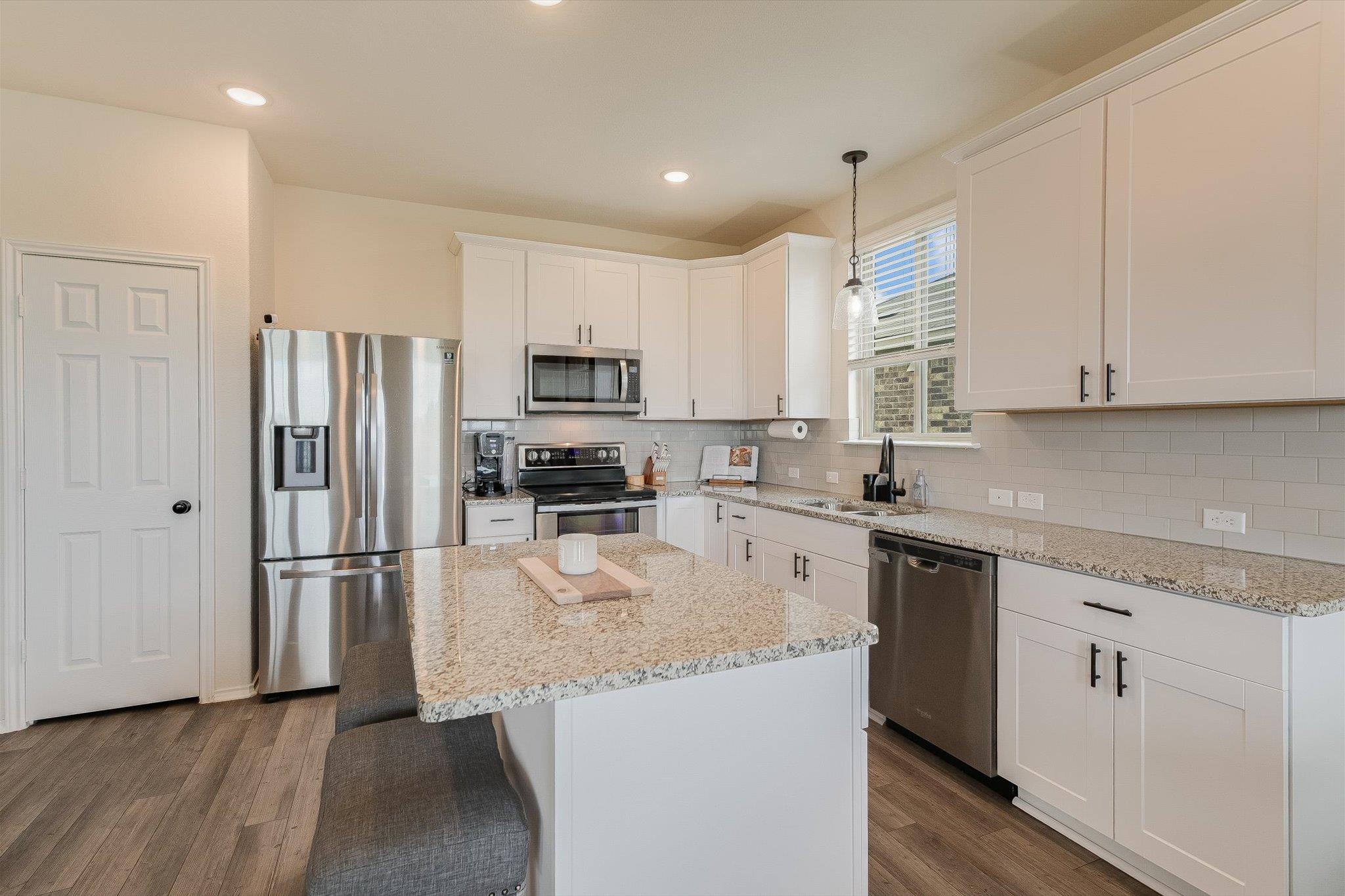 1915 T H Johnson Dr, Taylor, TX 76574