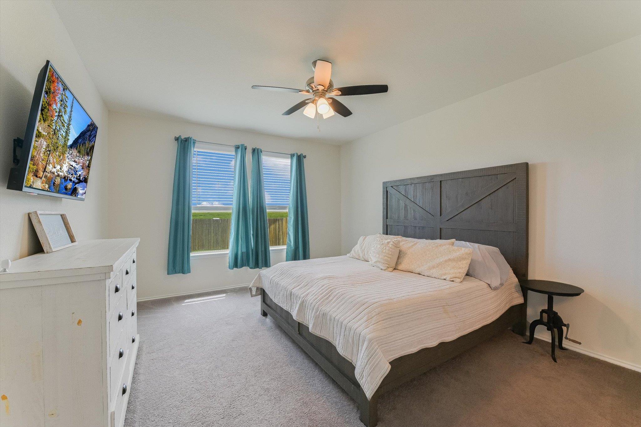 1915 T H Johnson Dr, Taylor, TX 76574