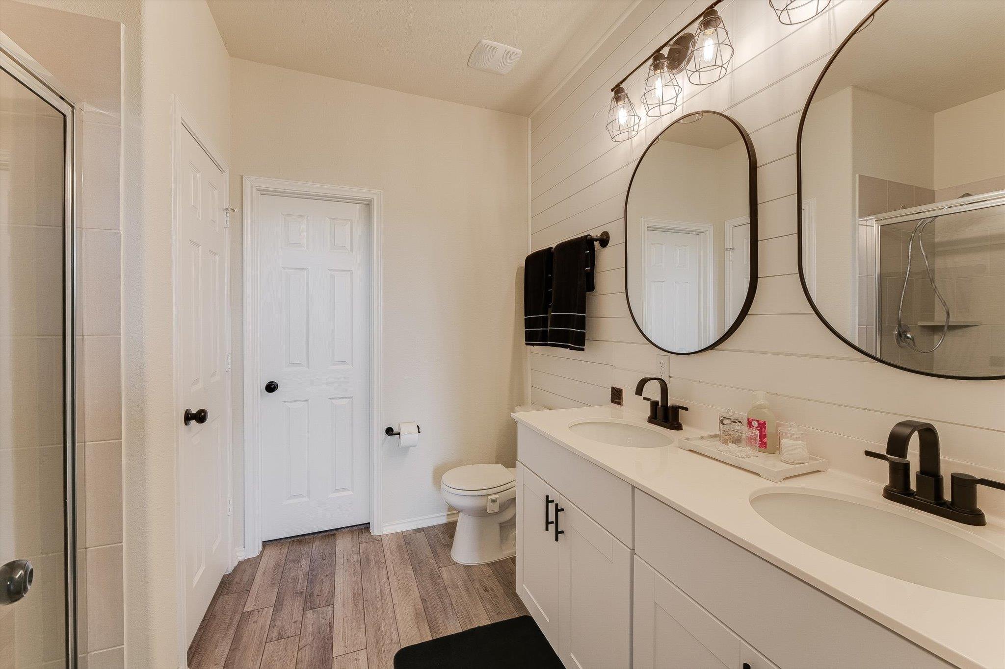 1915 T H Johnson Dr, Taylor, TX 76574