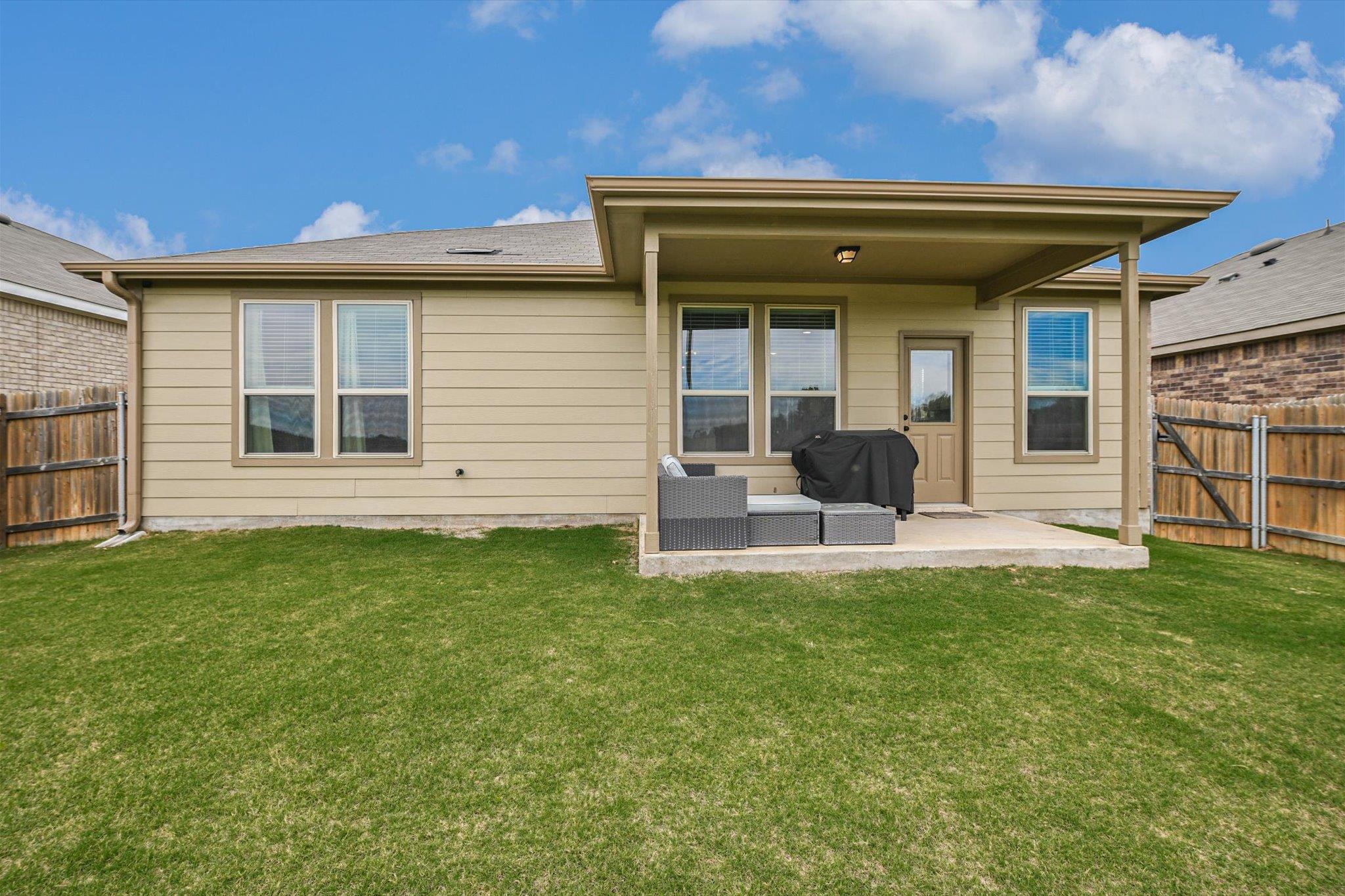 1915 T H Johnson Dr, Taylor, TX 76574