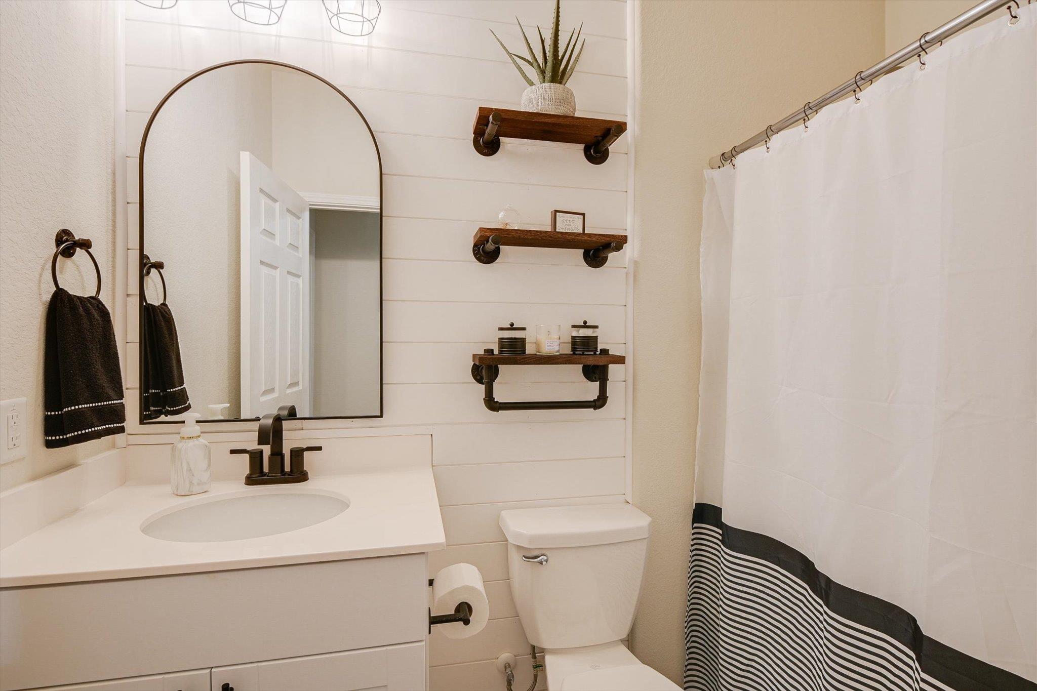 1915 T H Johnson Dr, Taylor, TX 76574