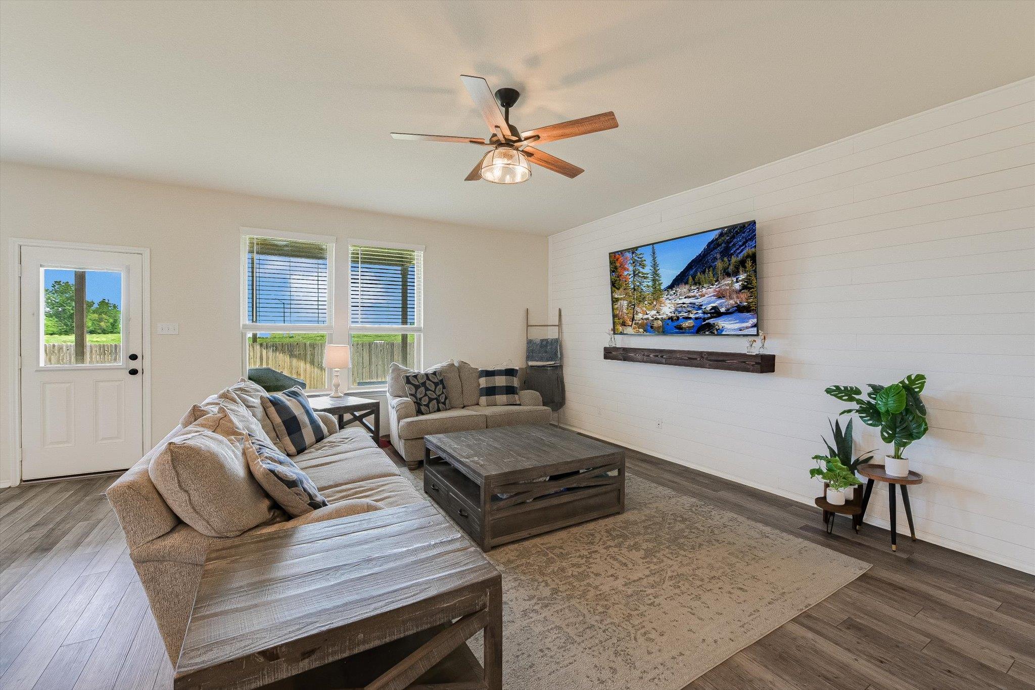 1915 T H Johnson Dr, Taylor, TX 76574