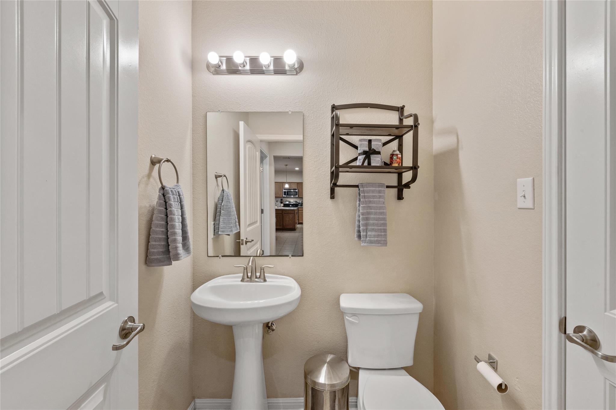 209 Anderson St, Hutto, TX 78634