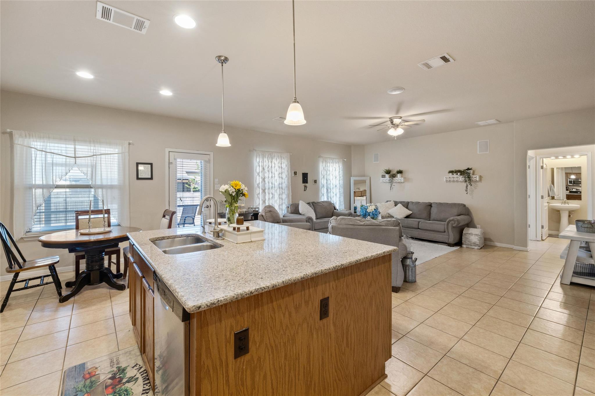 209 Anderson St, Hutto, TX 78634
