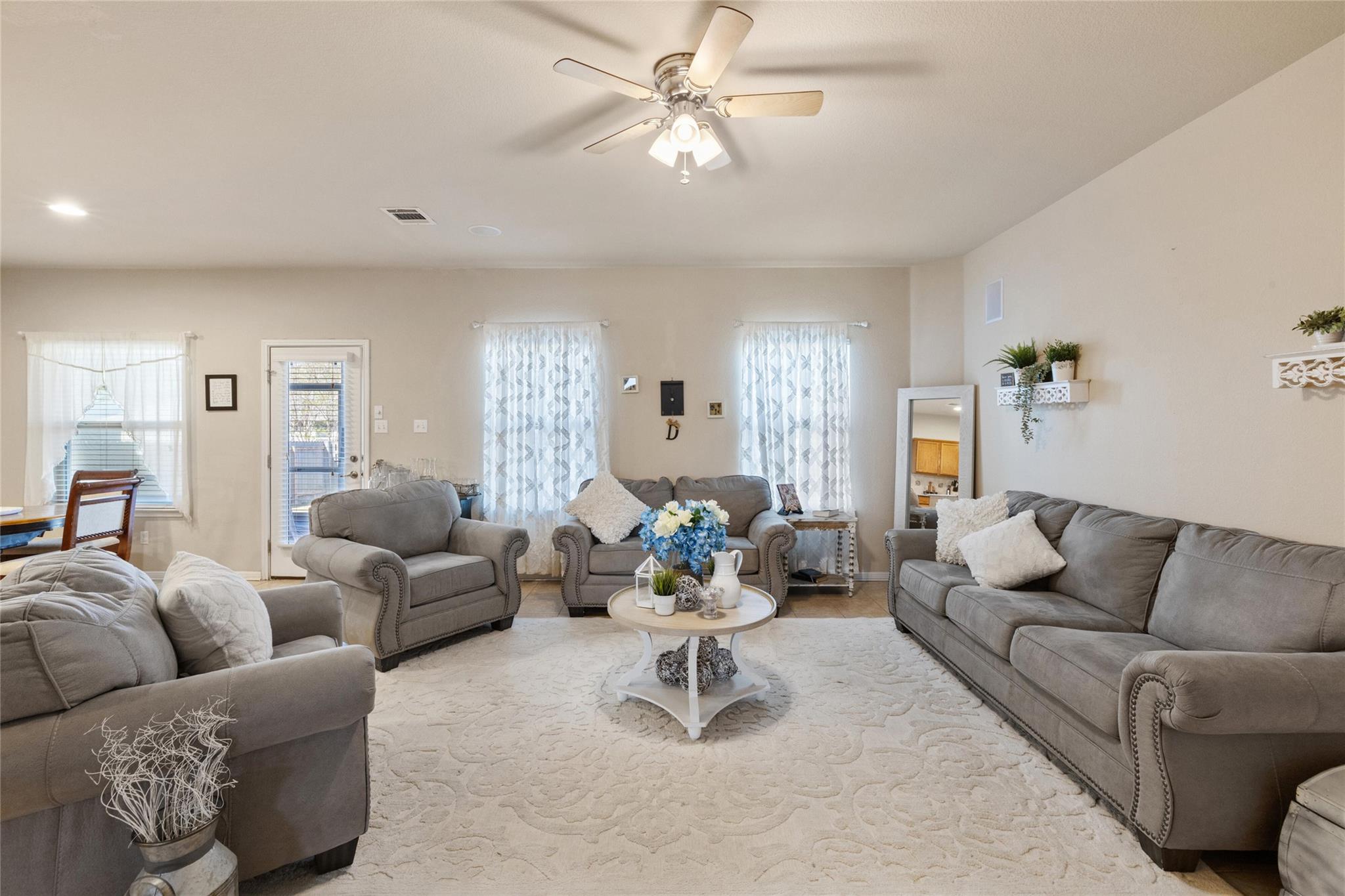 209 Anderson St, Hutto, TX 78634