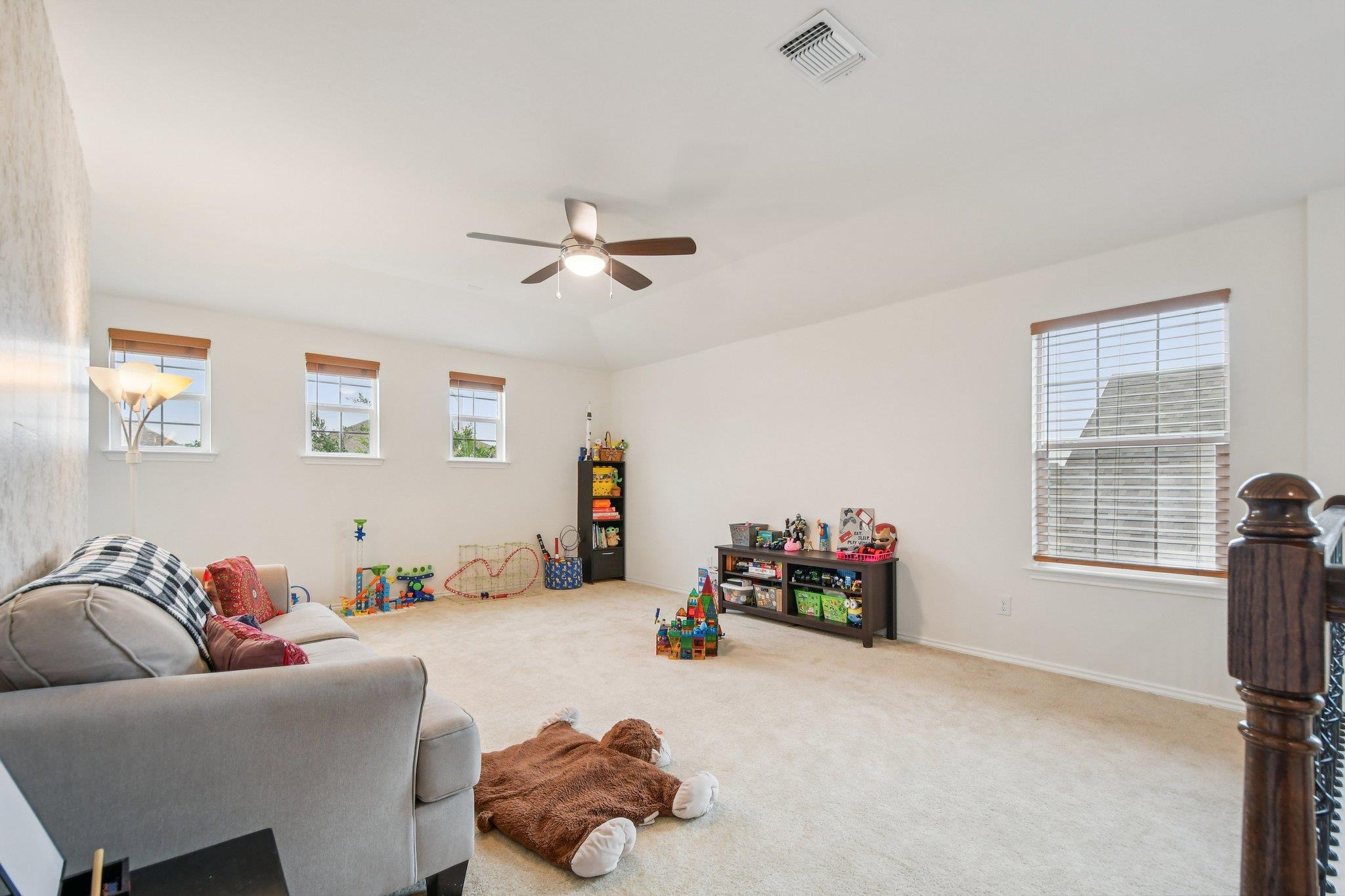 1832 Stinnett Dr, Leander, TX 78641