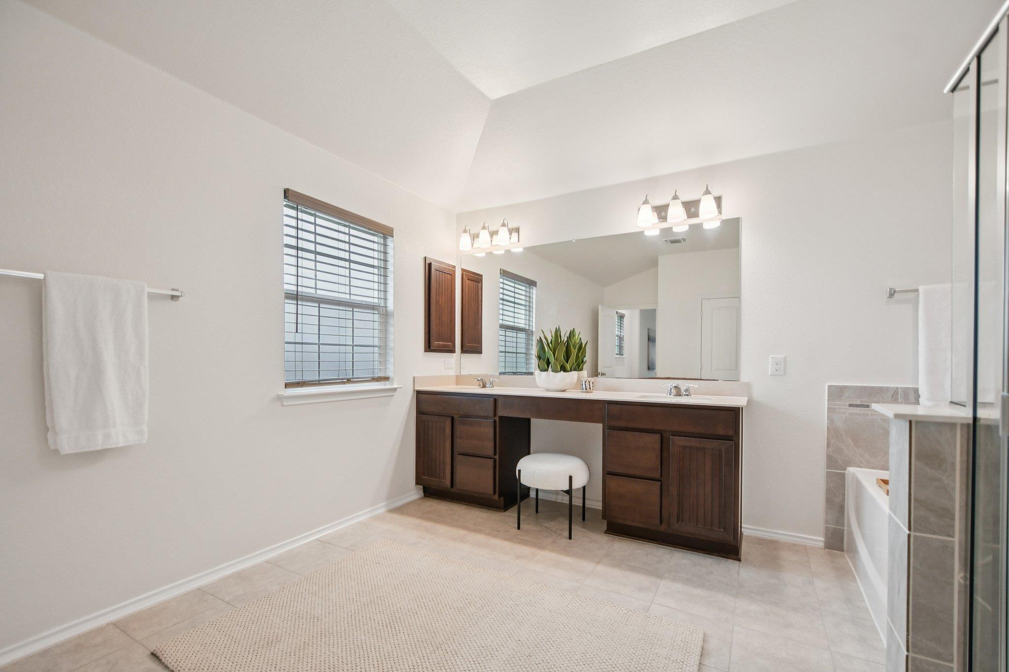 1832 Stinnett Dr, Leander, TX 78641