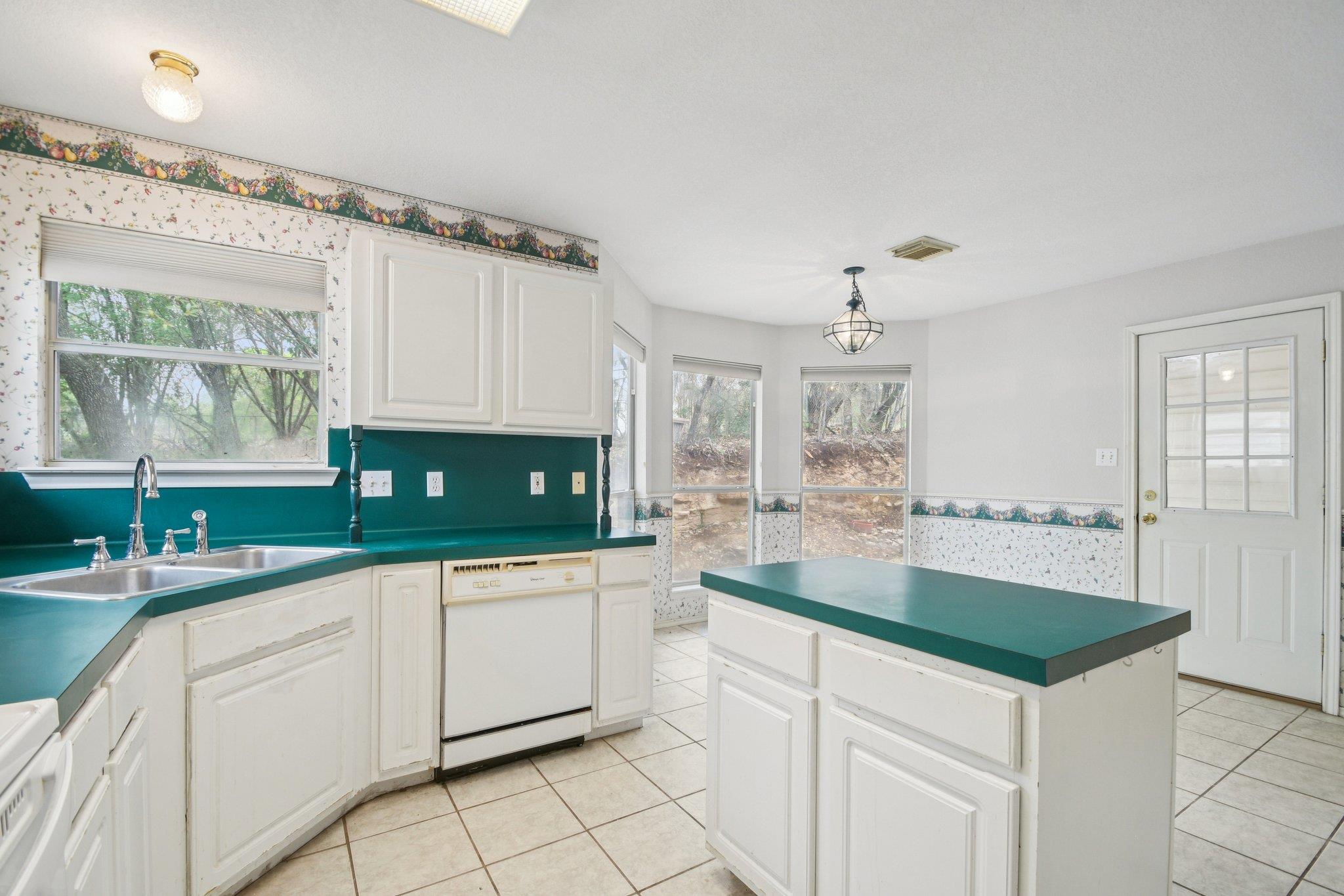 604 Clyde Ct, San Marcos, TX 78666