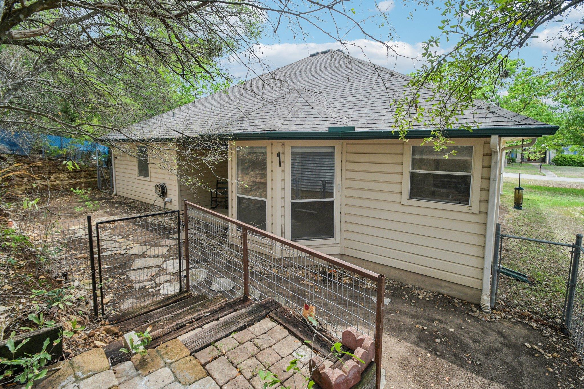 604 Clyde Ct, San Marcos, TX 78666