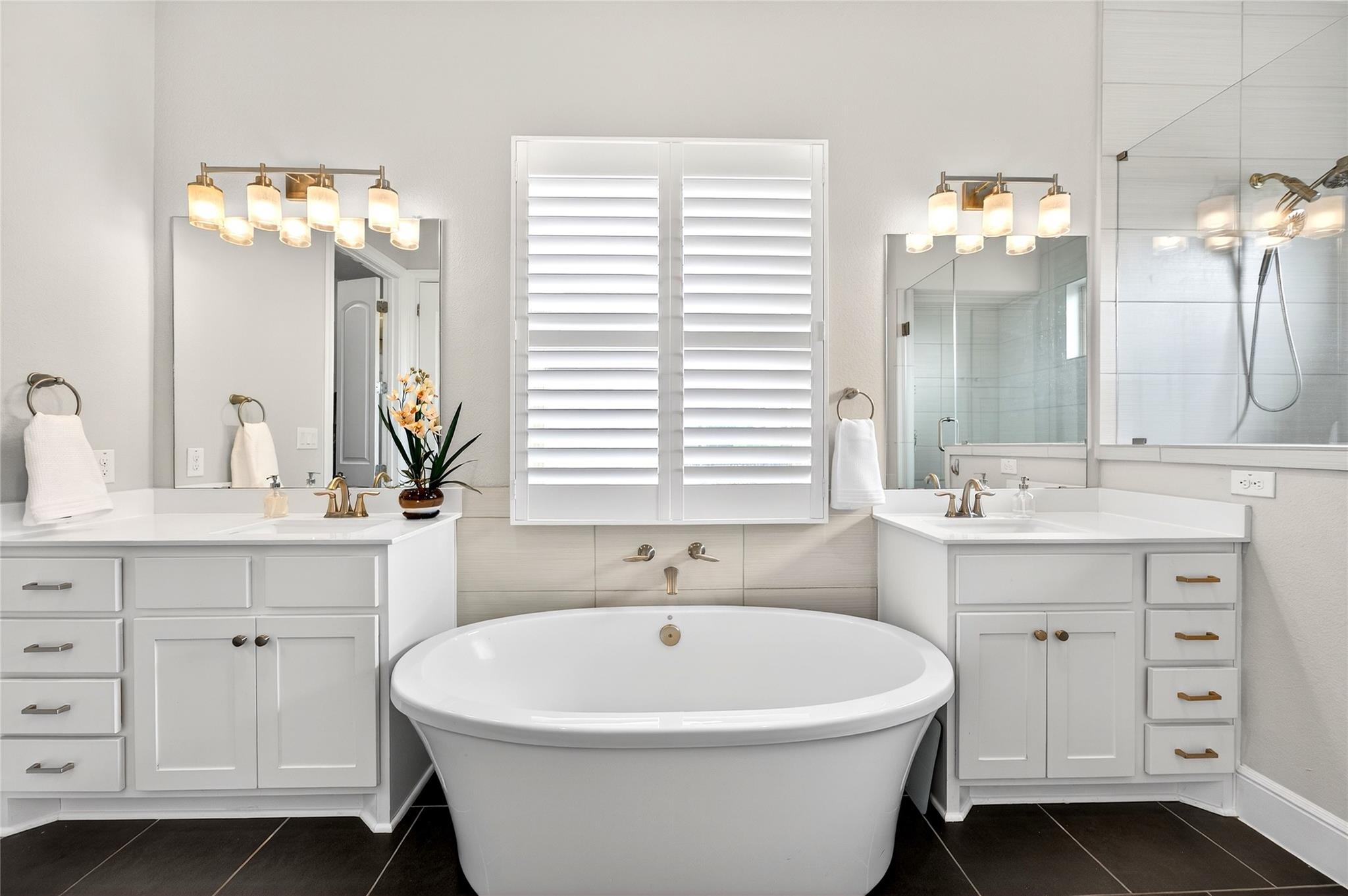 907 Valley View Dr, Leander, TX 78641