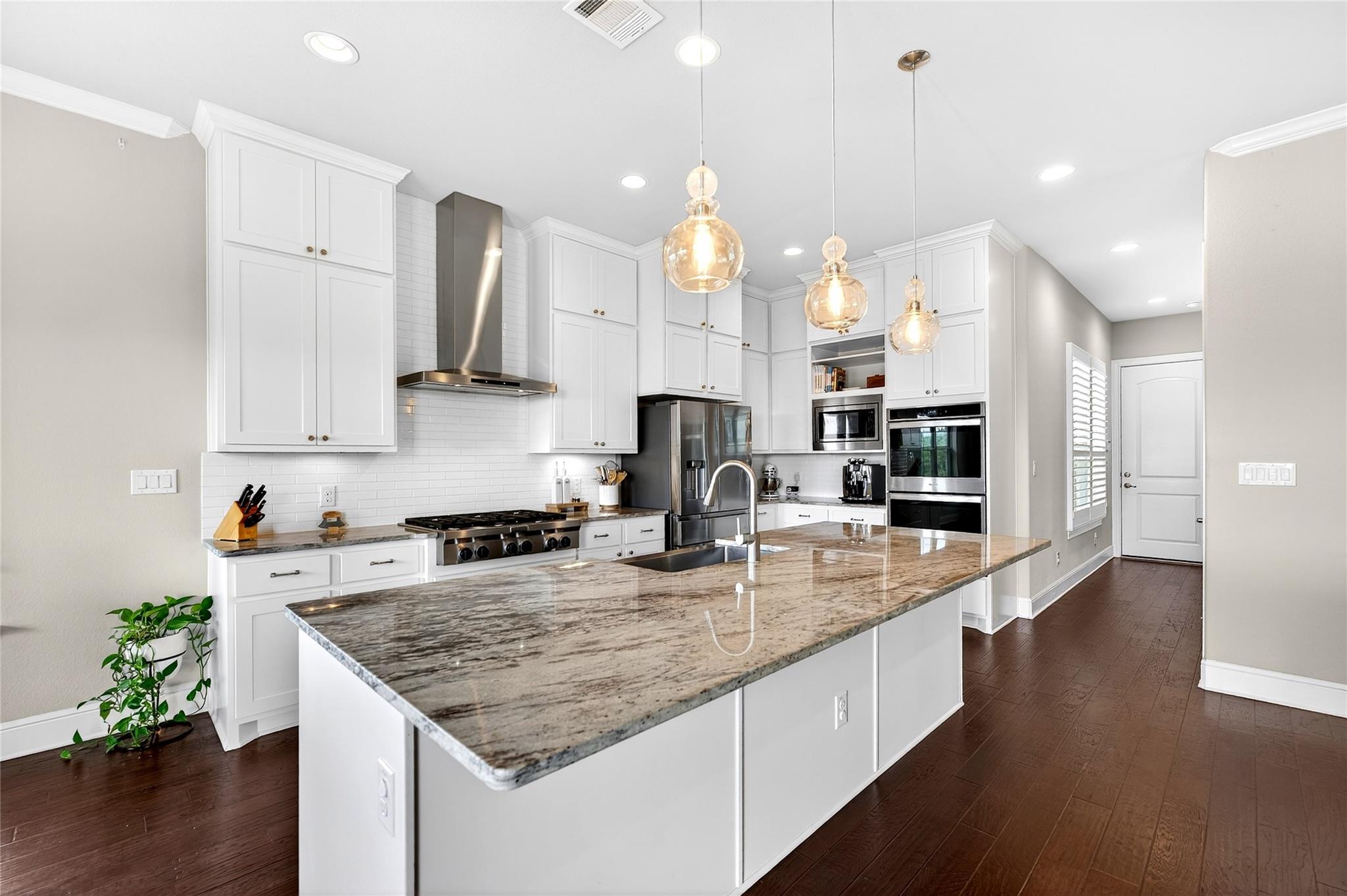 907 Valley View Dr, Leander, TX 78641