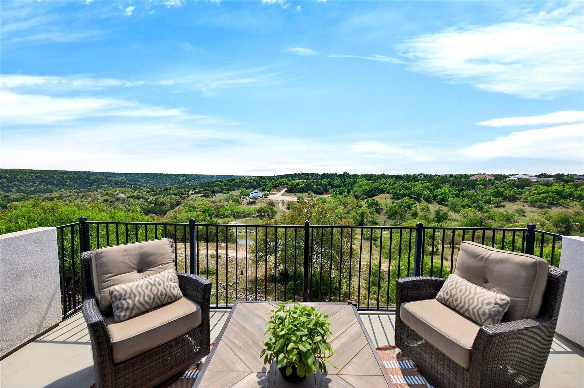 907 Valley View Dr, Leander, TX 78641
