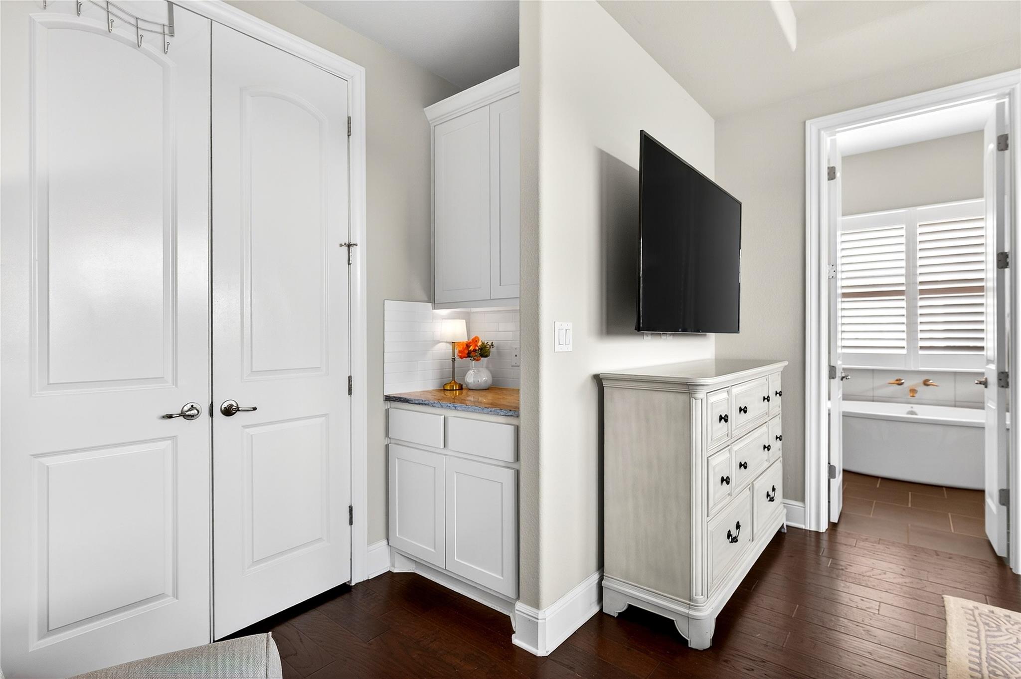 907 Valley View Dr, Leander, TX 78641