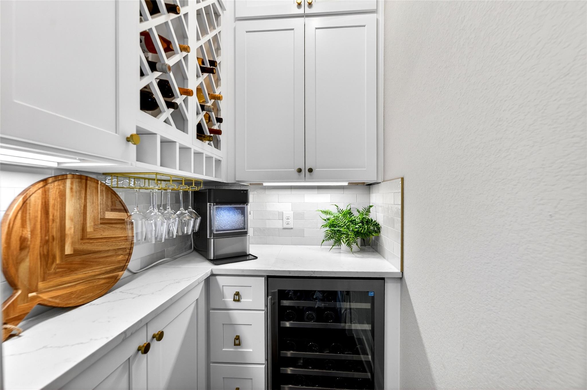 907 Valley View Dr, Leander, TX 78641