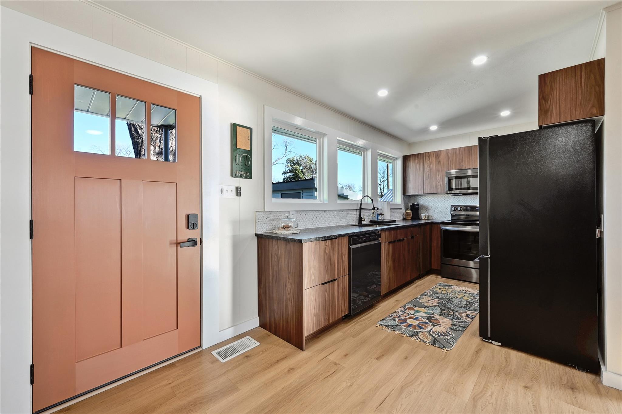 611 Lakeshore Loop, Tow, TX 78672