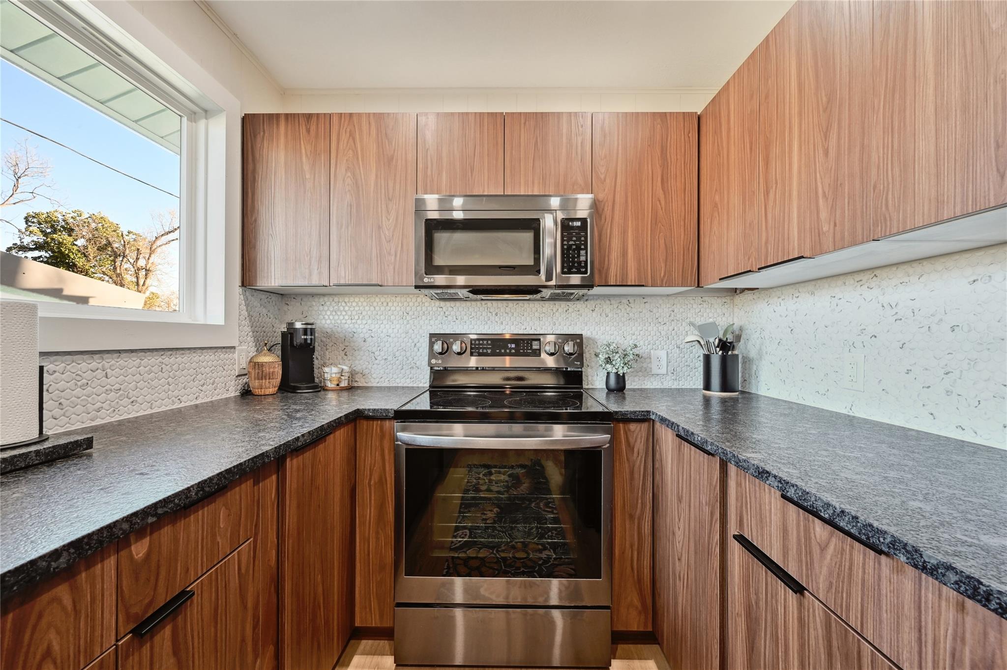 611 Lakeshore Loop, Tow, TX 78672