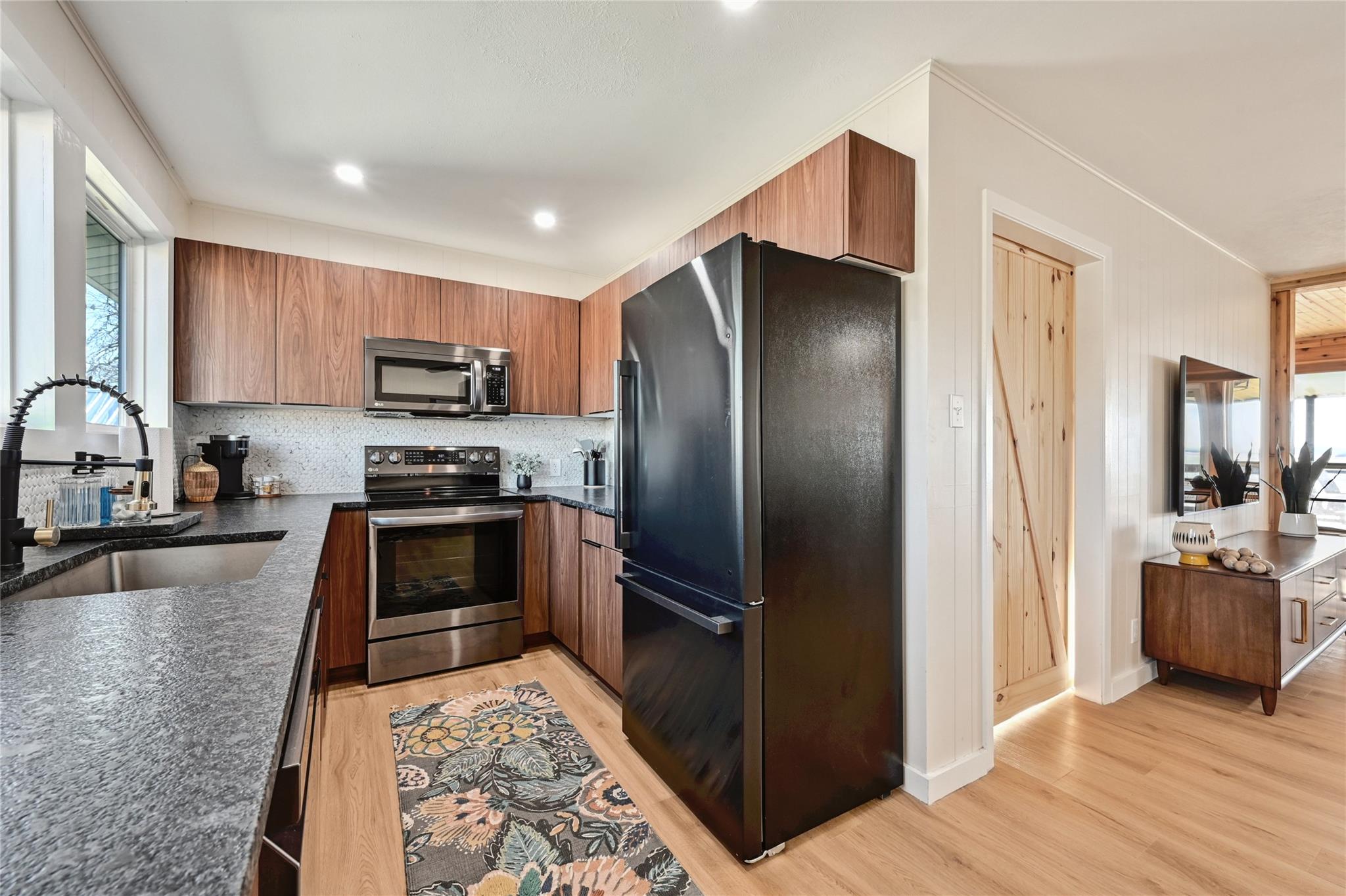 611 Lakeshore Loop, Tow, TX 78672