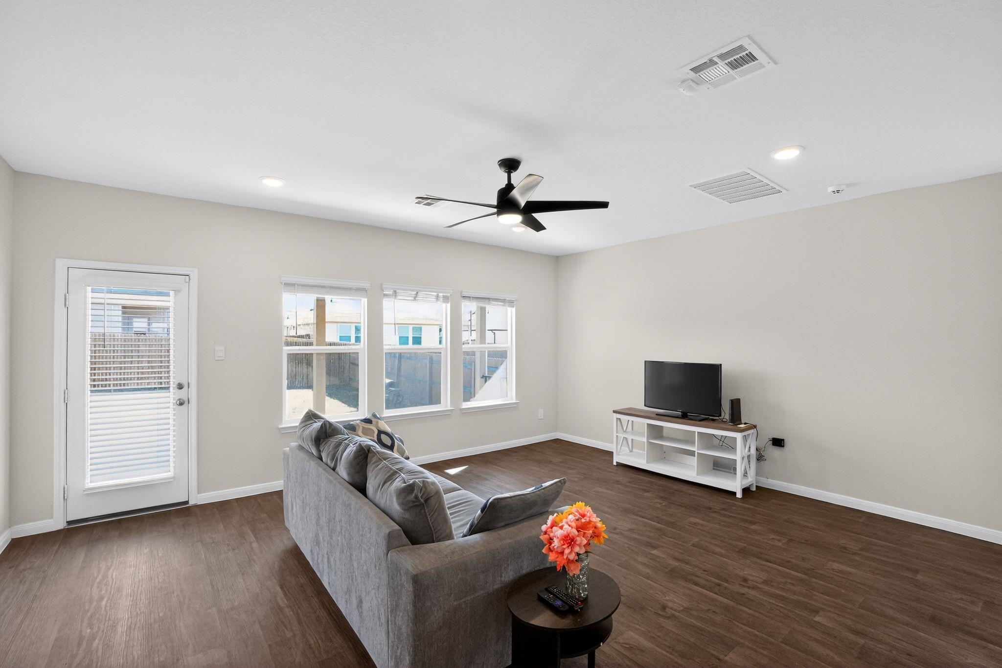 233 Bethpage Dr, San Marcos, TX 78666