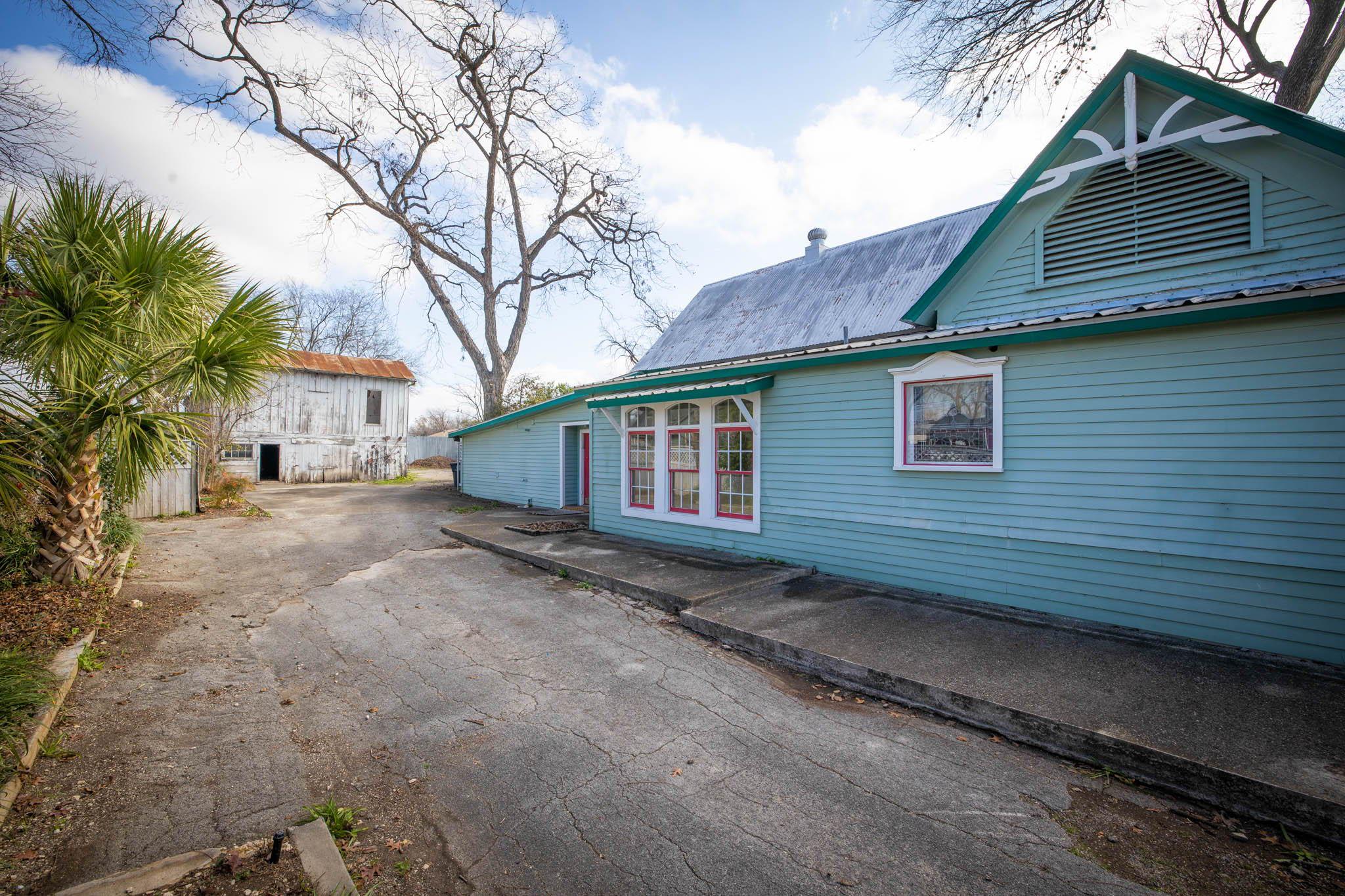 633 S Castell Ave, New Braunfels, TX 78130