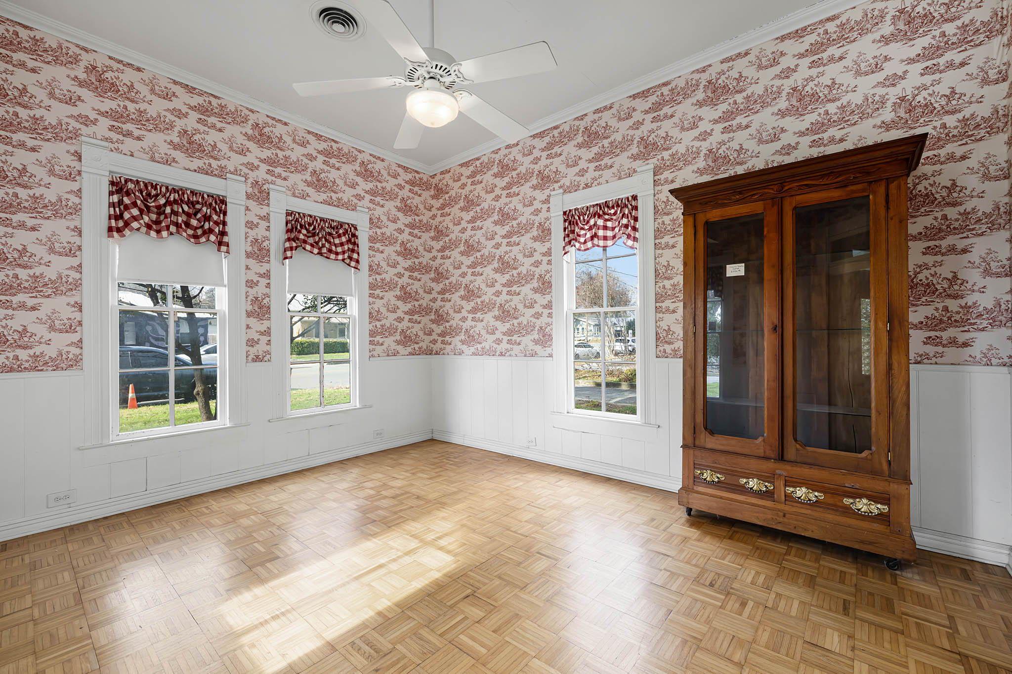 633 S Castell Ave, New Braunfels, TX 78130