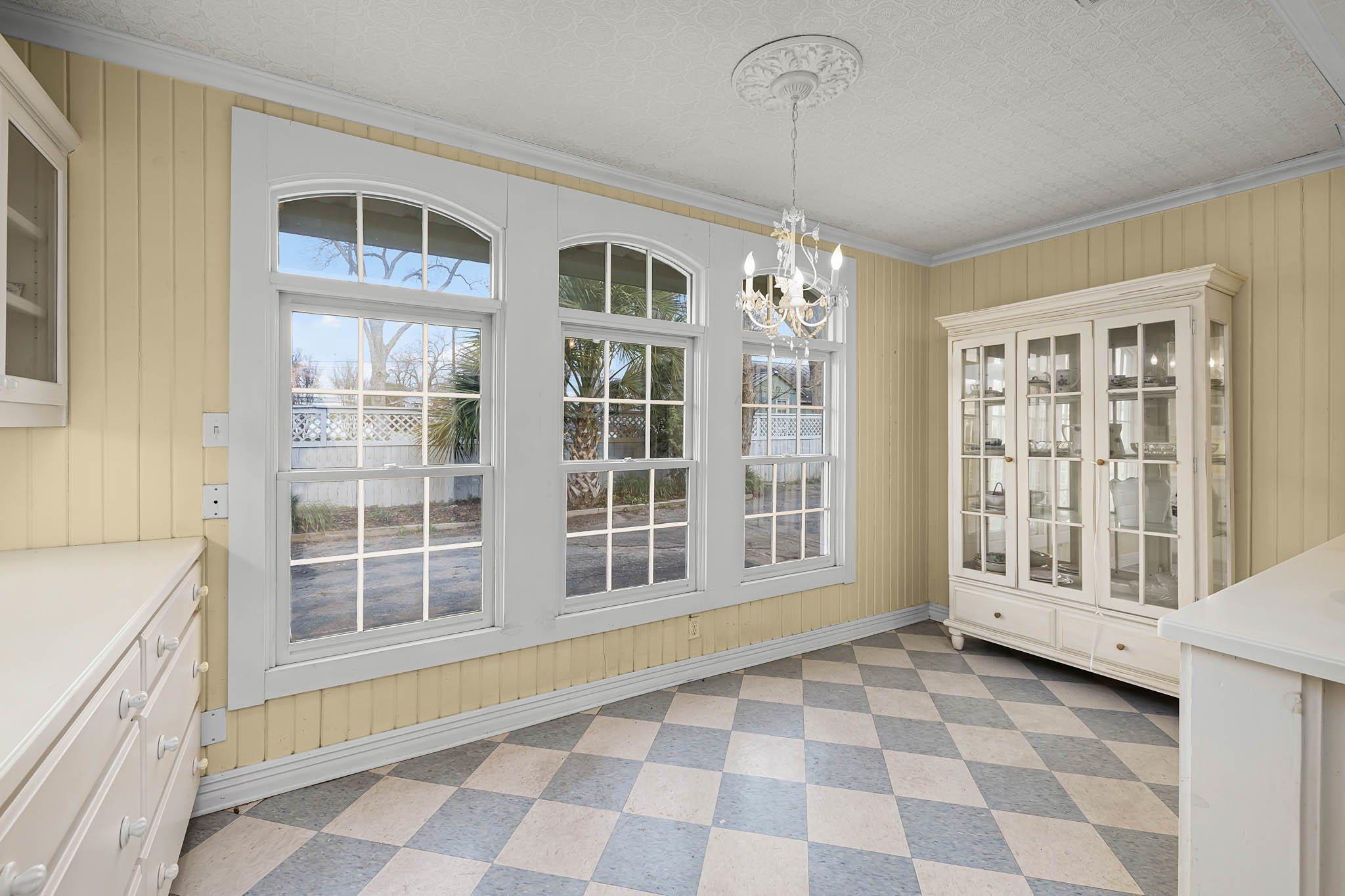 633 S Castell Ave, New Braunfels, TX 78130