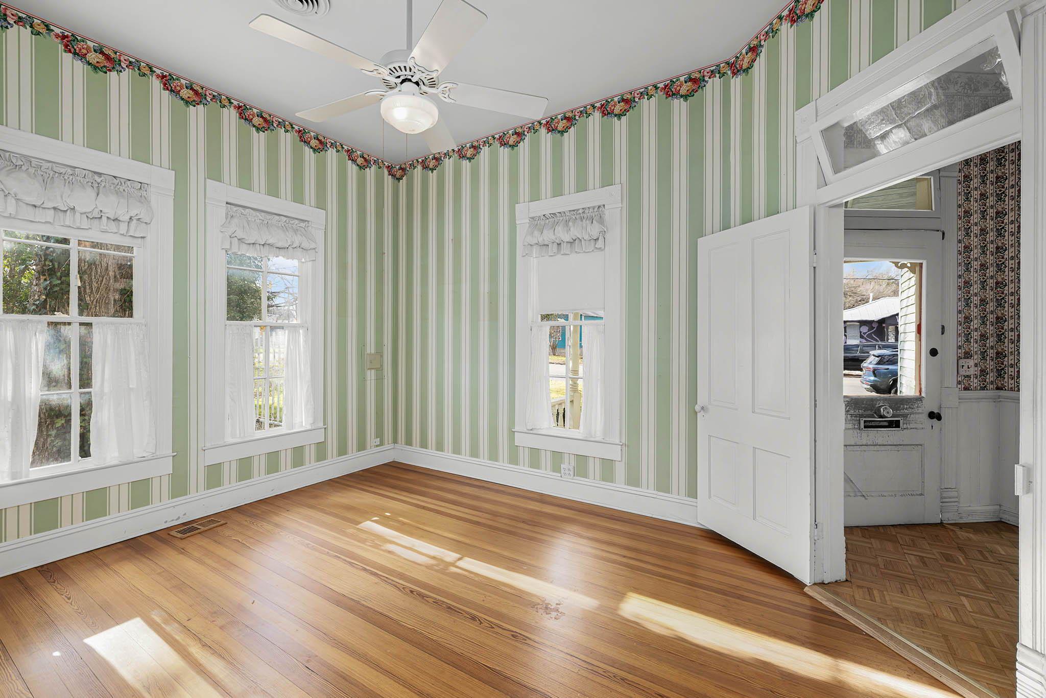 633 S Castell Ave, New Braunfels, TX 78130