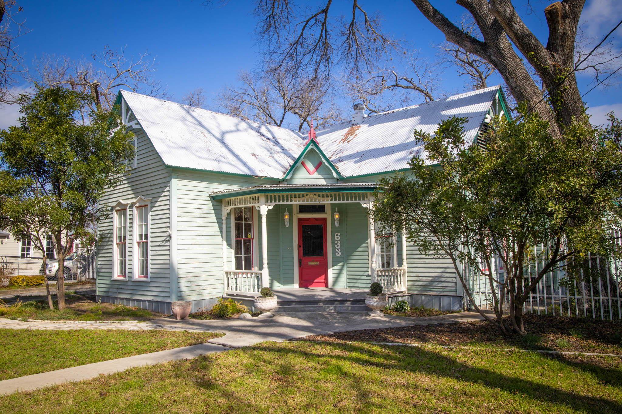 633 S Castell Ave, New Braunfels, TX 78130