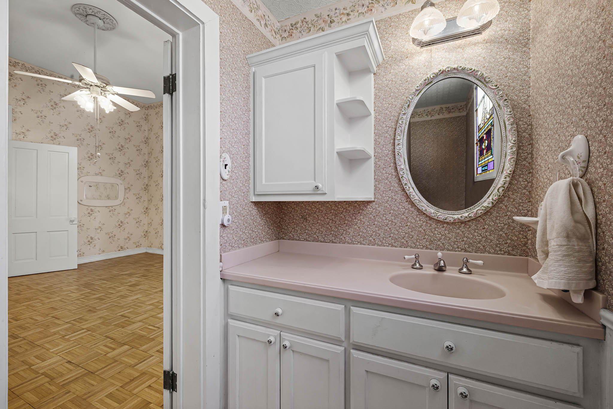 633 S Castell Ave, New Braunfels, TX 78130