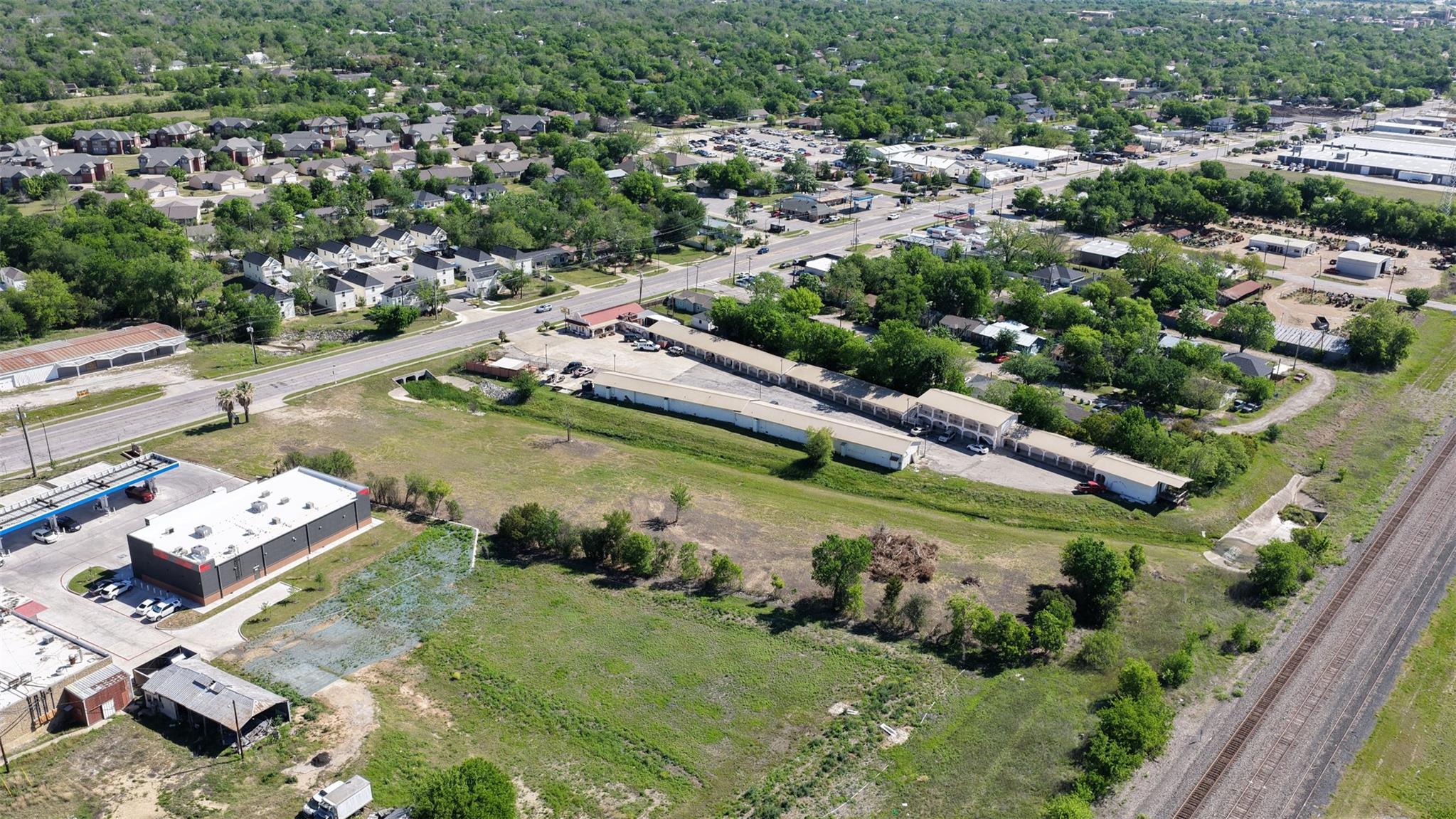 2215 W 2nd St W, Taylor, TX 76574