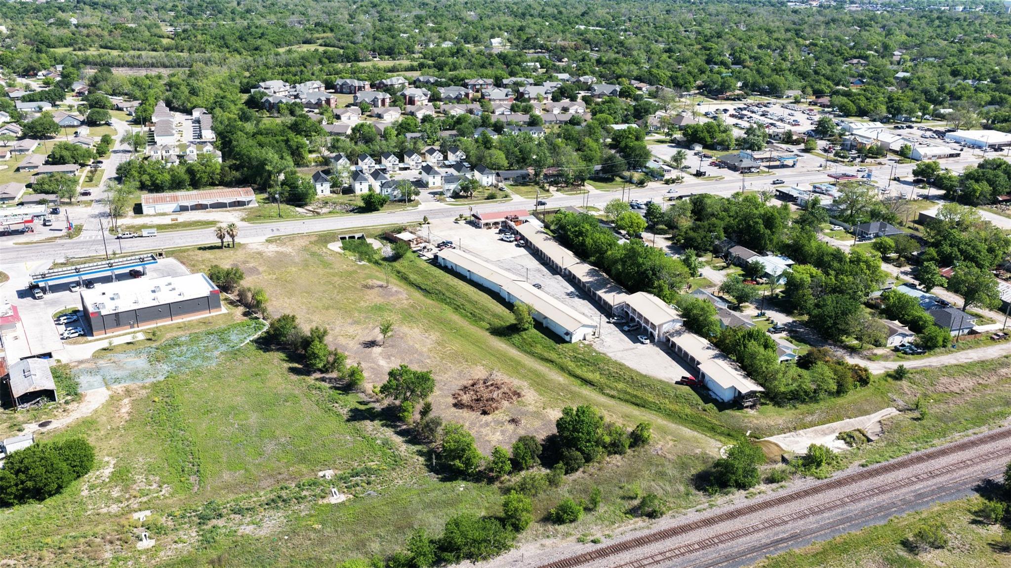 2215 W 2nd St W, Taylor, TX 76574