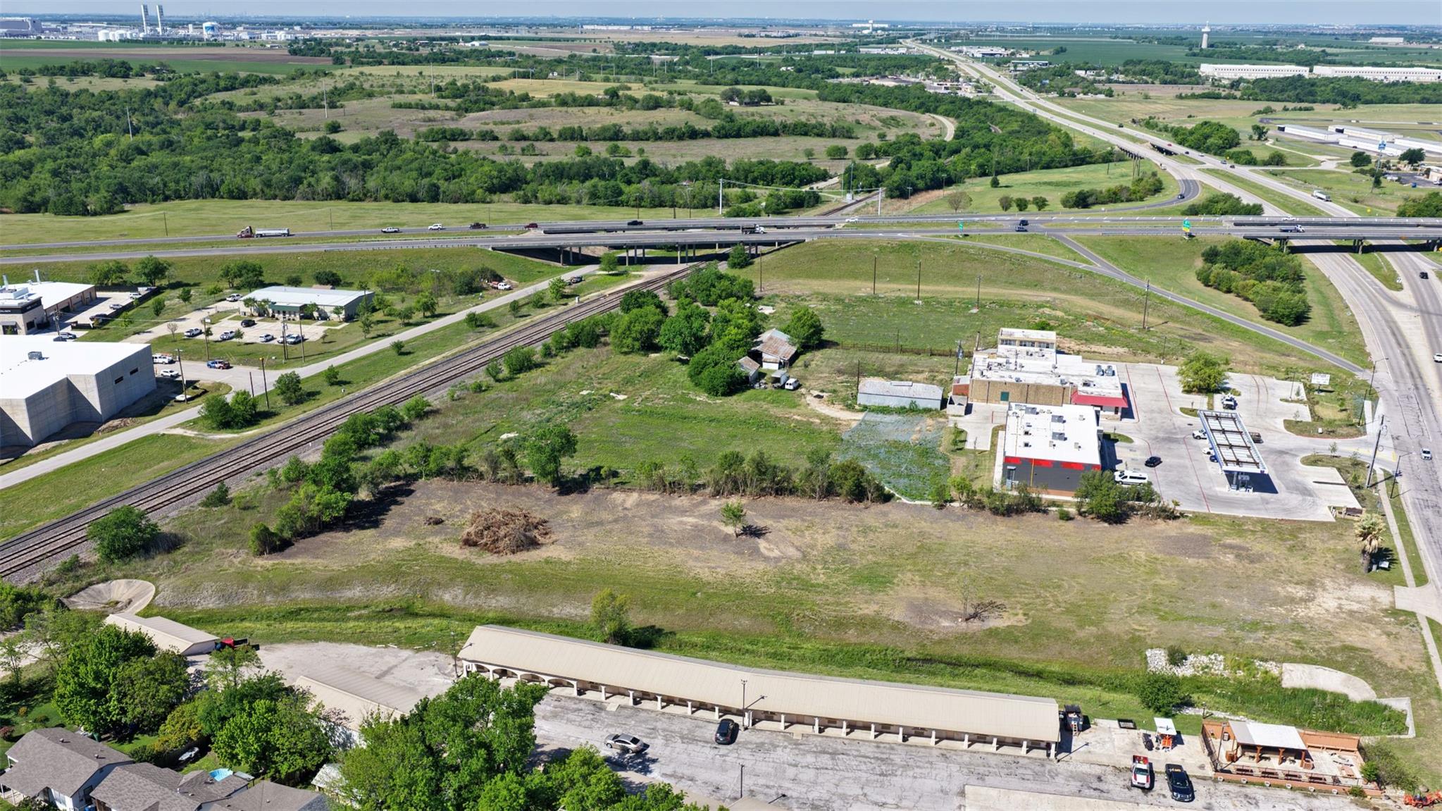 2215 W 2nd St W, Taylor, TX 76574