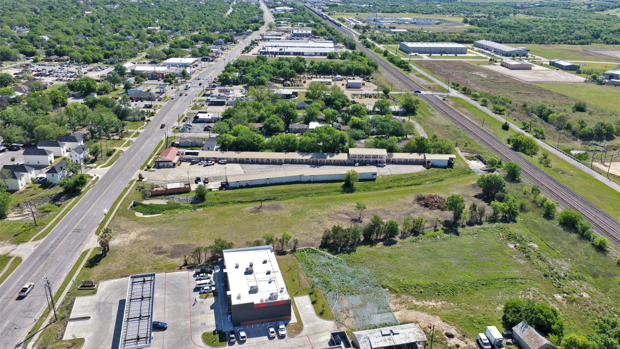 2215 W 2nd St W, Taylor, TX 76574