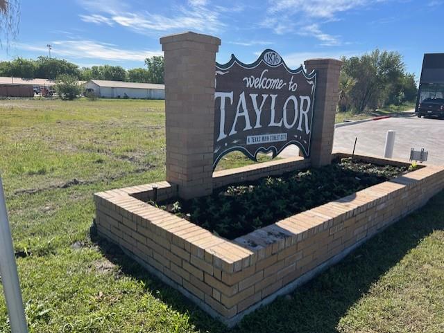 2215 W 2nd St W, Taylor, TX 76574