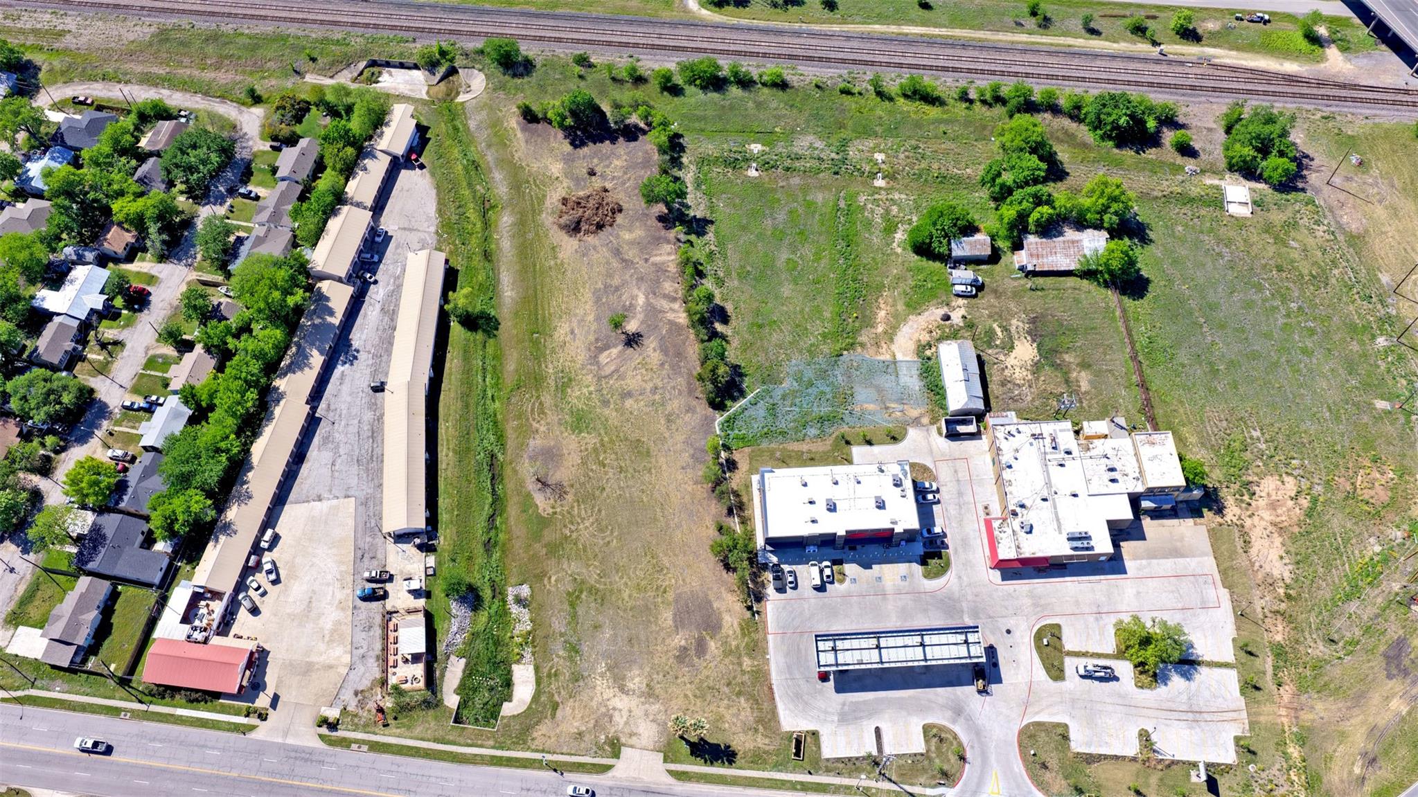 2215 W 2nd St W, Taylor, TX 76574