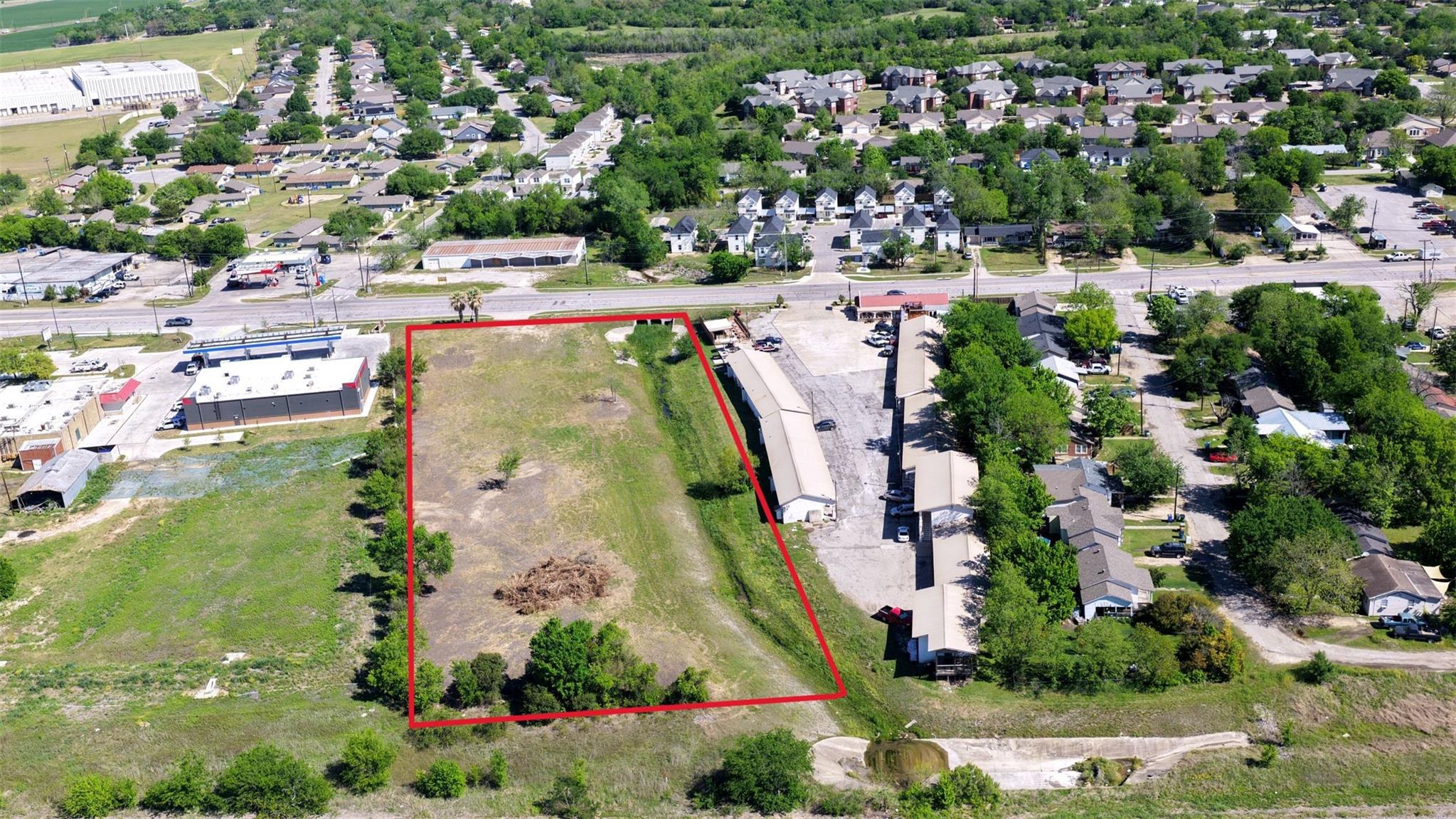 2215 W 2nd St W, Taylor, TX 76574