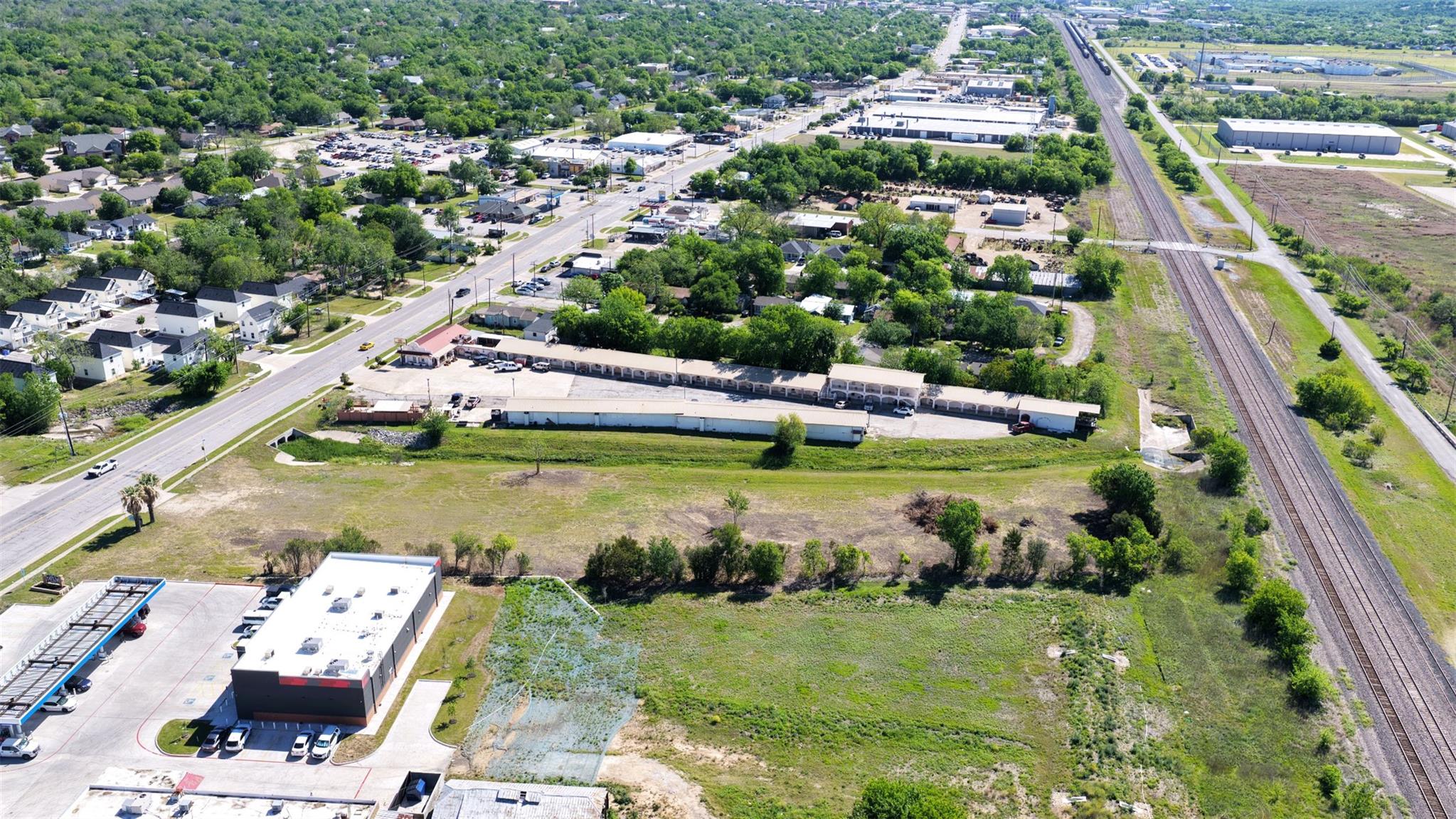 2215 W 2nd St W, Taylor, TX 76574