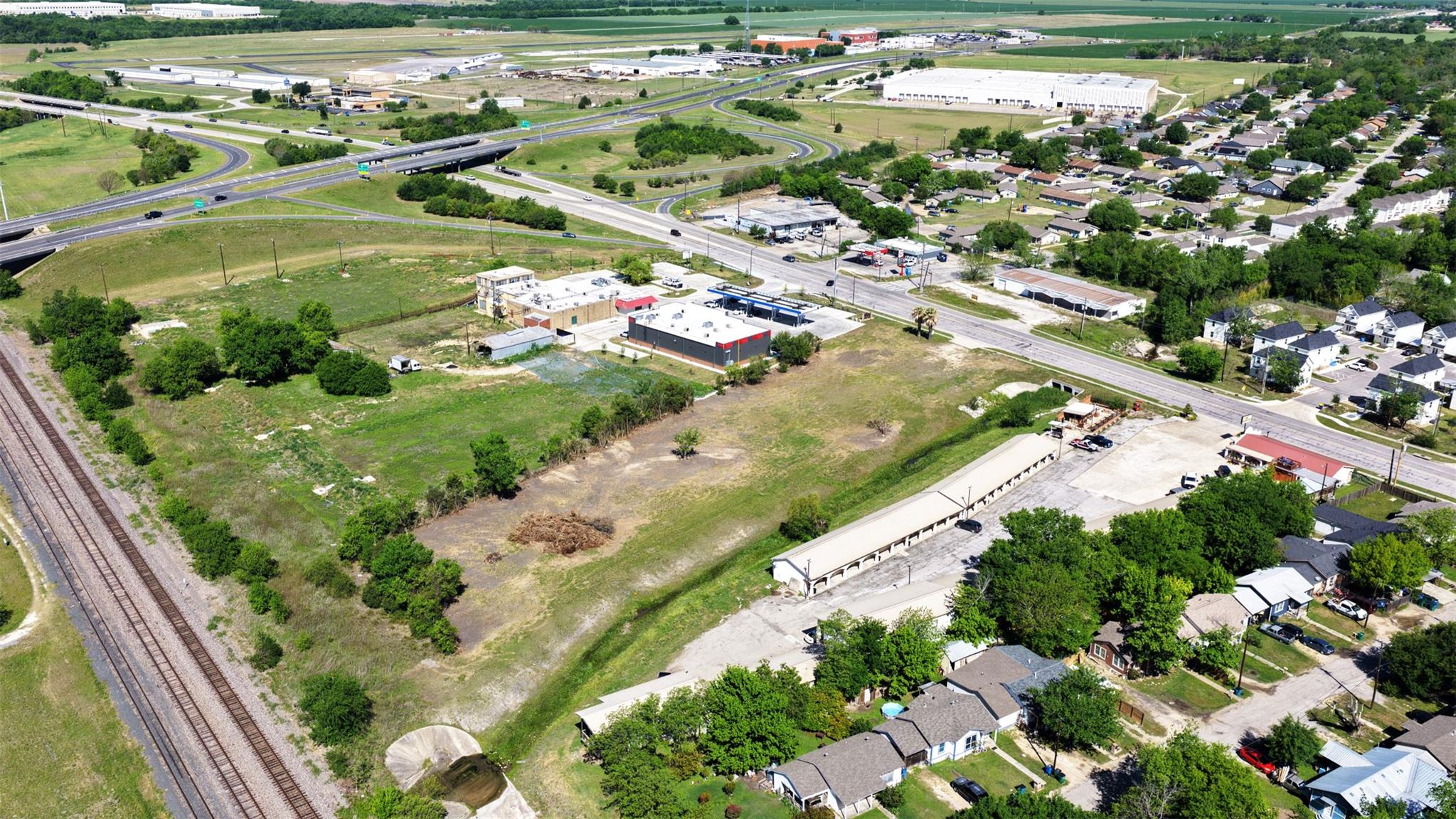 2215 W 2nd St W, Taylor, TX 76574