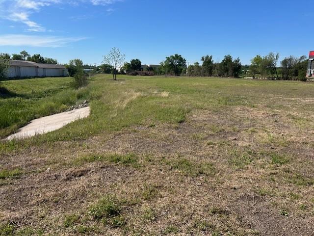 2215 W 2nd St W, Taylor, TX 76574