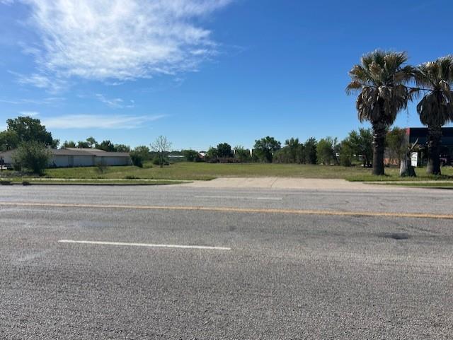 2215 W 2nd St W, Taylor, TX 76574