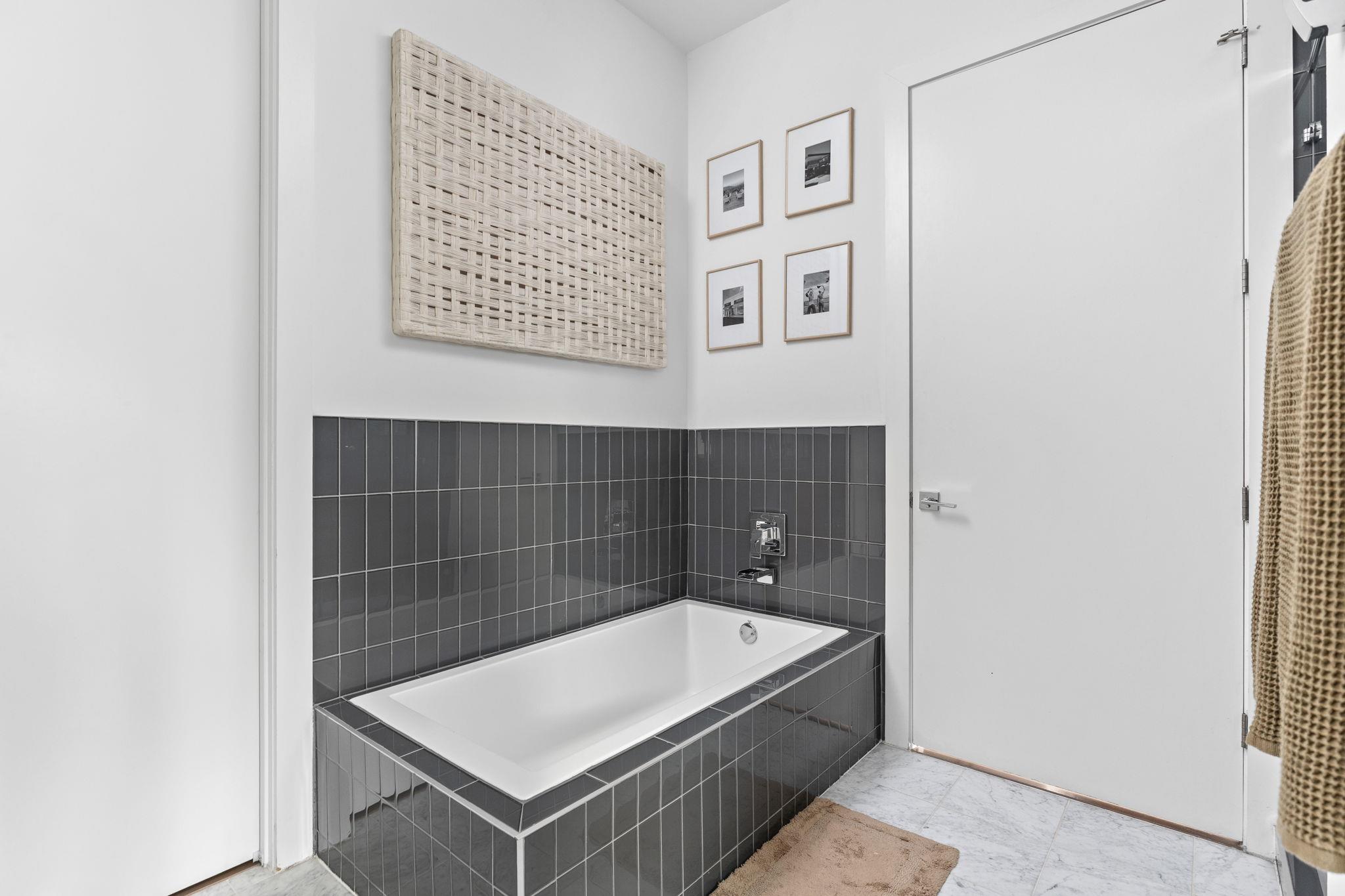 207 W Johanna St # 306, Austin, TX 78704