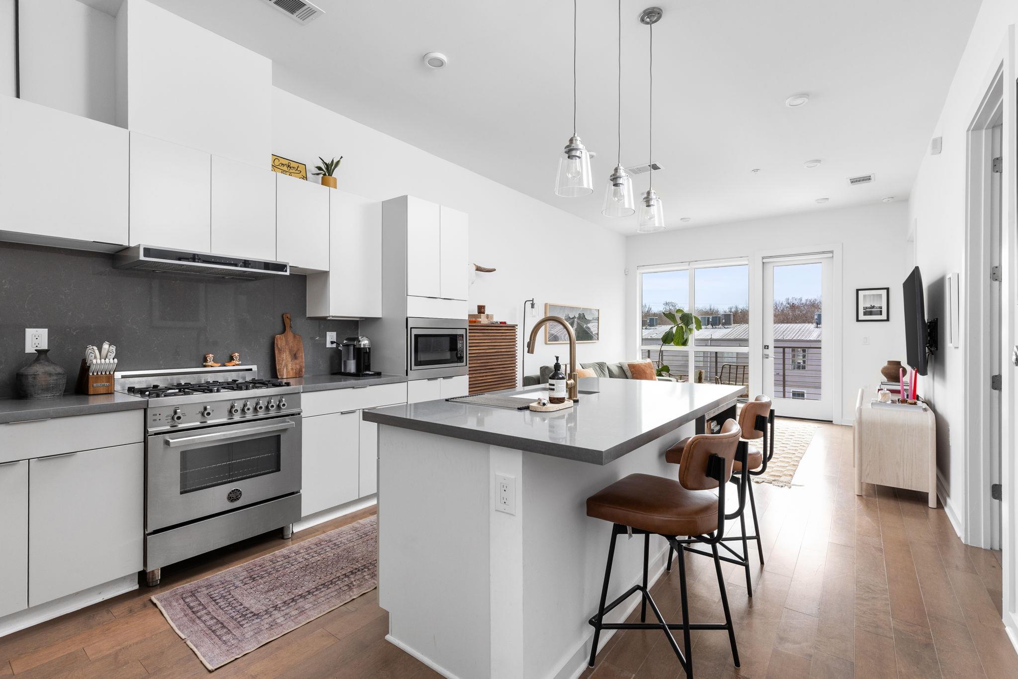 207 W Johanna St # 306, Austin, TX 78704