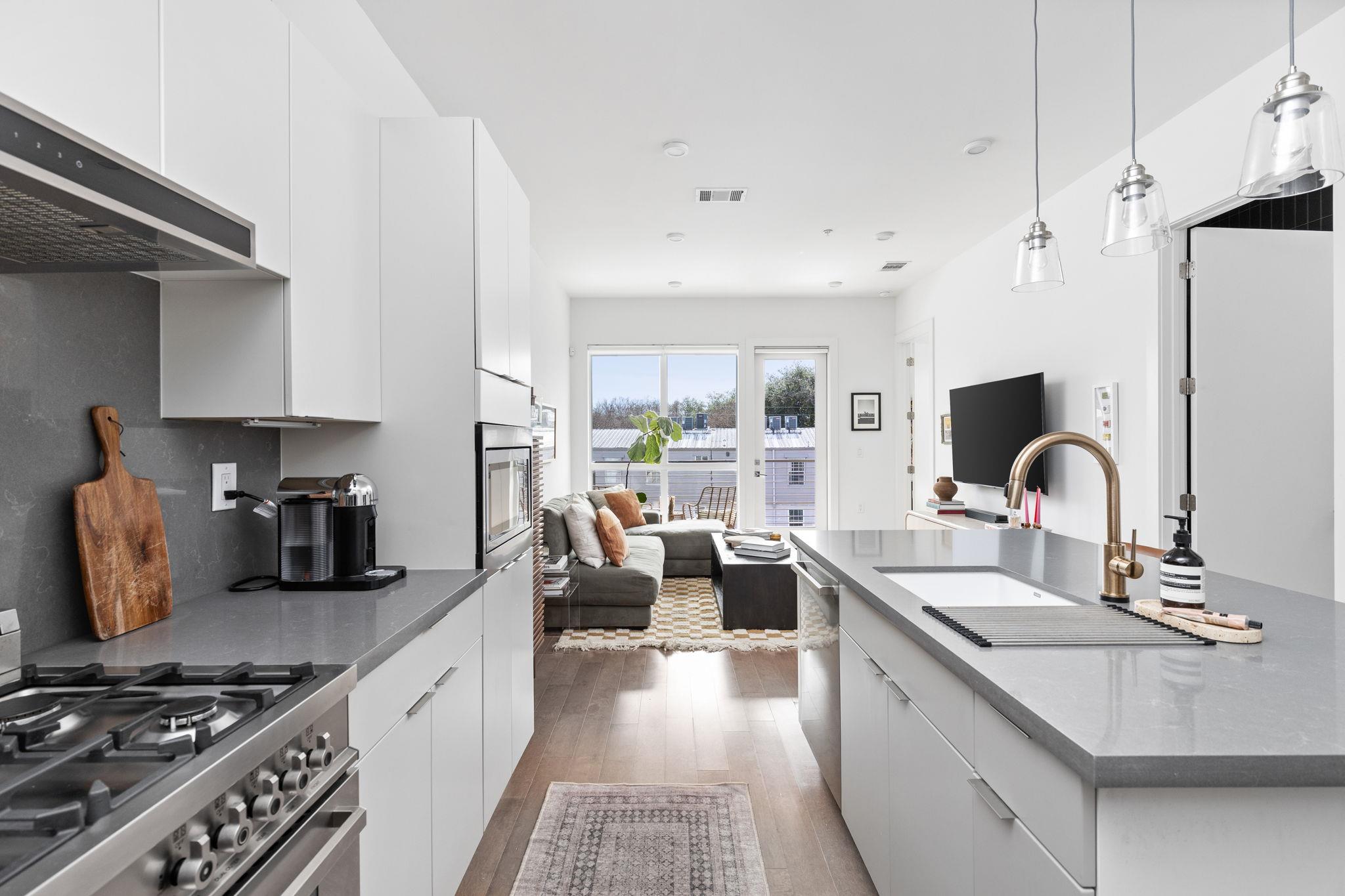 207 W Johanna St # 306, Austin, TX 78704