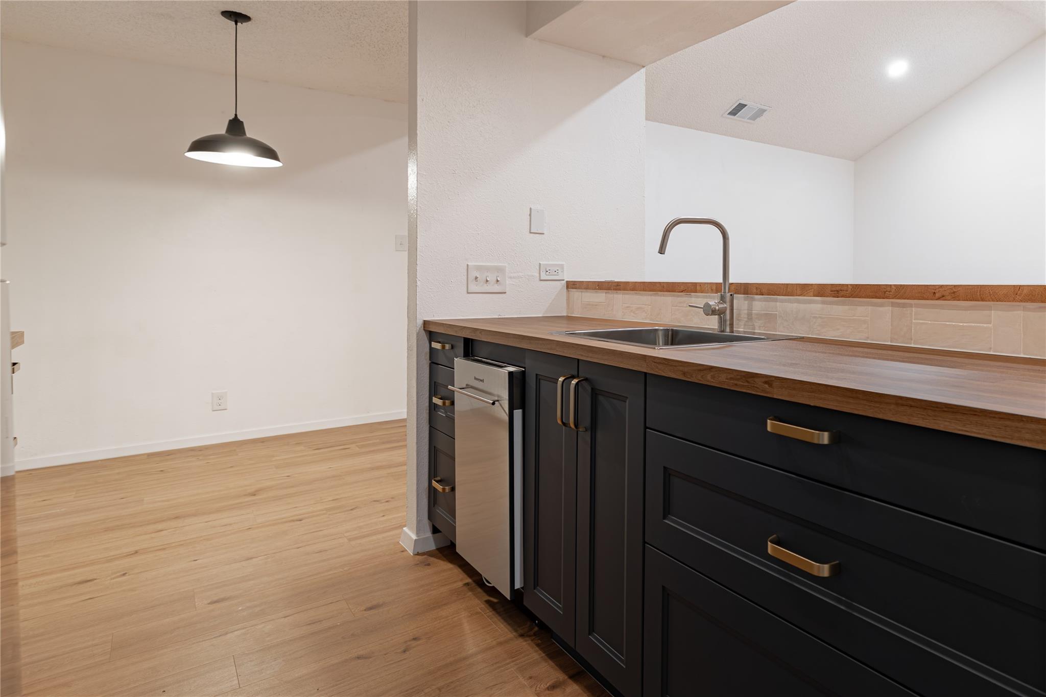 100 Nicole Cv # B, Round Rock, TX 78664