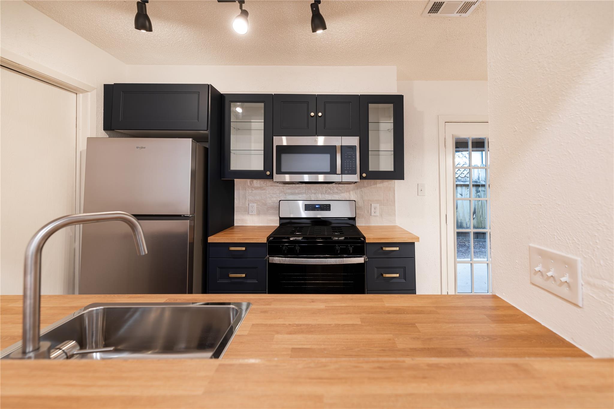 100 Nicole Cv # B, Round Rock, TX 78664