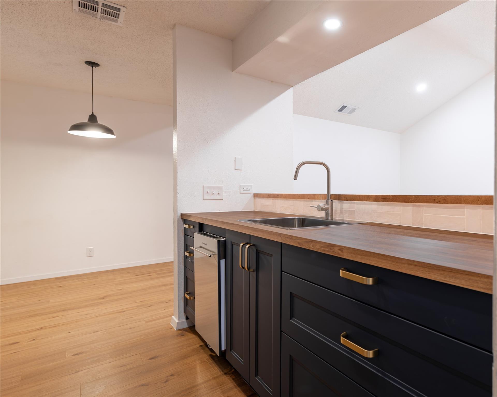 100 Nicole Cv # B, Round Rock, TX 78664